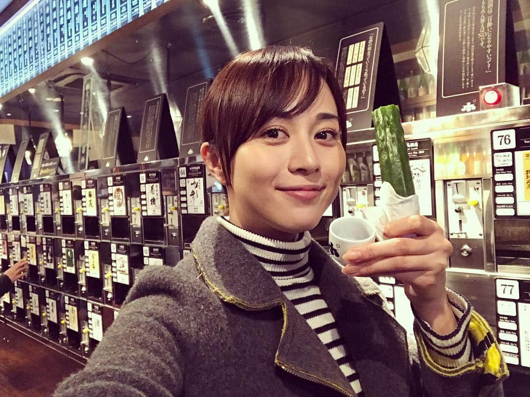 比嘉愛未さんのインスタグラム写真 - (比嘉愛未Instagram)「きゅうり片手に日本酒 ふふふ…🍶🥒💕 #ある日の私 #利き酒 #今日も一日お疲れさま」11月6日 17時06分 - higa_manami