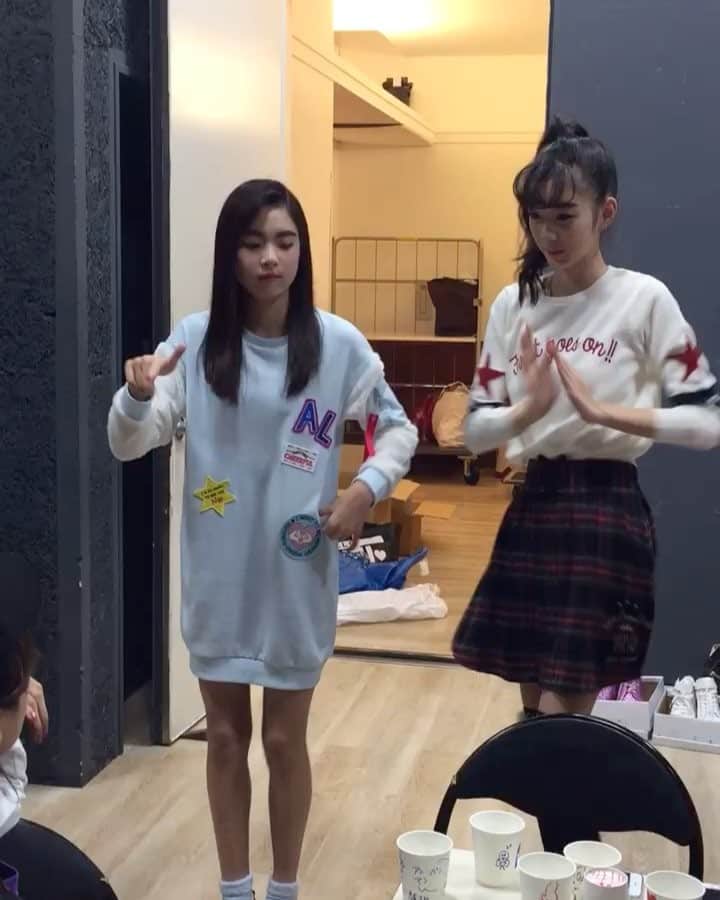 ニコ☆プチのインスタグラム：「うちわを持って、ちょっとバブリーなTWICEのダンスを踊るニジカとリノ！ #ニコプチ #twice  #once」