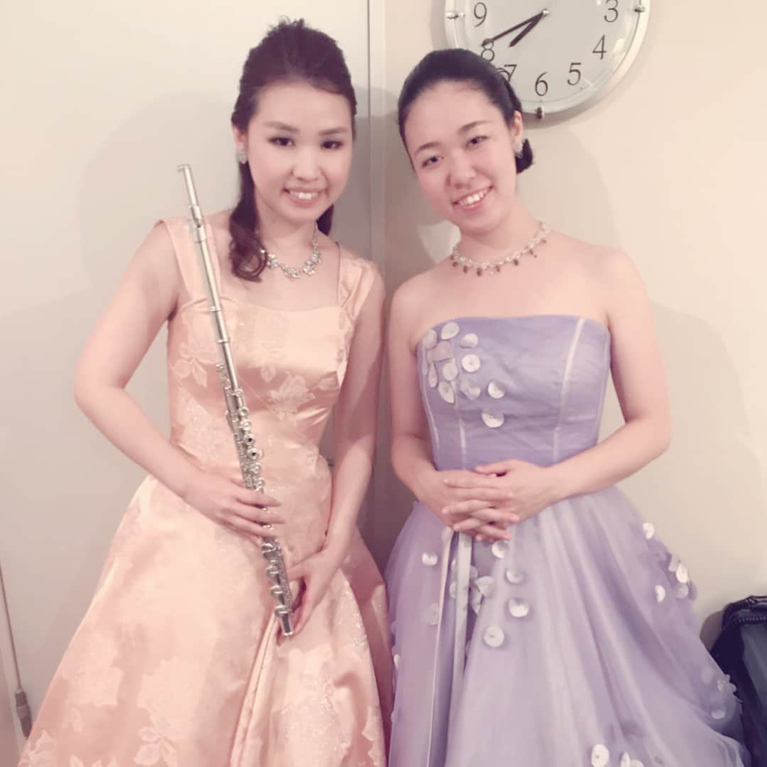 若狭知恵のインスタグラム：「11/4 @sonorium 無事にリサイタルを終えることができました(*^_^*)💕 お越しいただきましたお客様、本当にありがとうございました❗️ 大変なプログラムにしてしまい自分自身も苦しめる結果となりましたが…笑 ピアニストのなっちゃんの支えもあり無事に乗り越えることができて達成感と安堵感でいっぱいです（ ; ; ）♡ とても響きが良いホールで細部まで集中して音楽を作ることができました！ たくさんの方に感謝の気持ちでいっぱいです(*´ー｀*)♡ 本当にありがとうございました😊💕 #フルートリサイタル #若狭知恵 #久保山菜摘 #フルート #ピアノ #クーラウ #レーガー #ライネッケ #シューベルト #シューマン #ブラームス #ドイツロマン派 #sonorium」