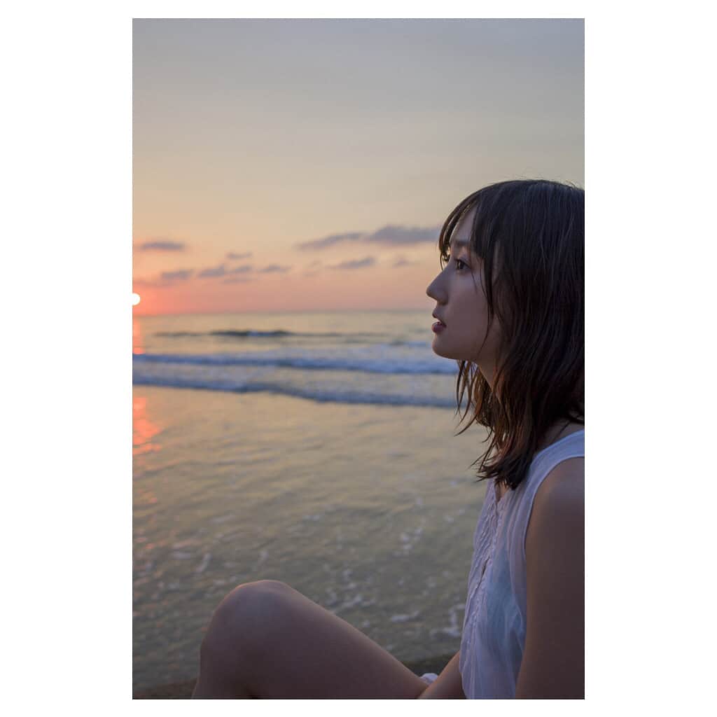 鈴木友菜さんのインスタグラム写真 - (鈴木友菜Instagram)「発売中の週刊プレイボーイ🌙 福岡の糸島で撮っていただきました。 週プレnetではアザーカットが70点も観られるのでそちらもよろしくお願いします☝︎ #週プレ」11月6日 18時40分 - yuuna_suzuki