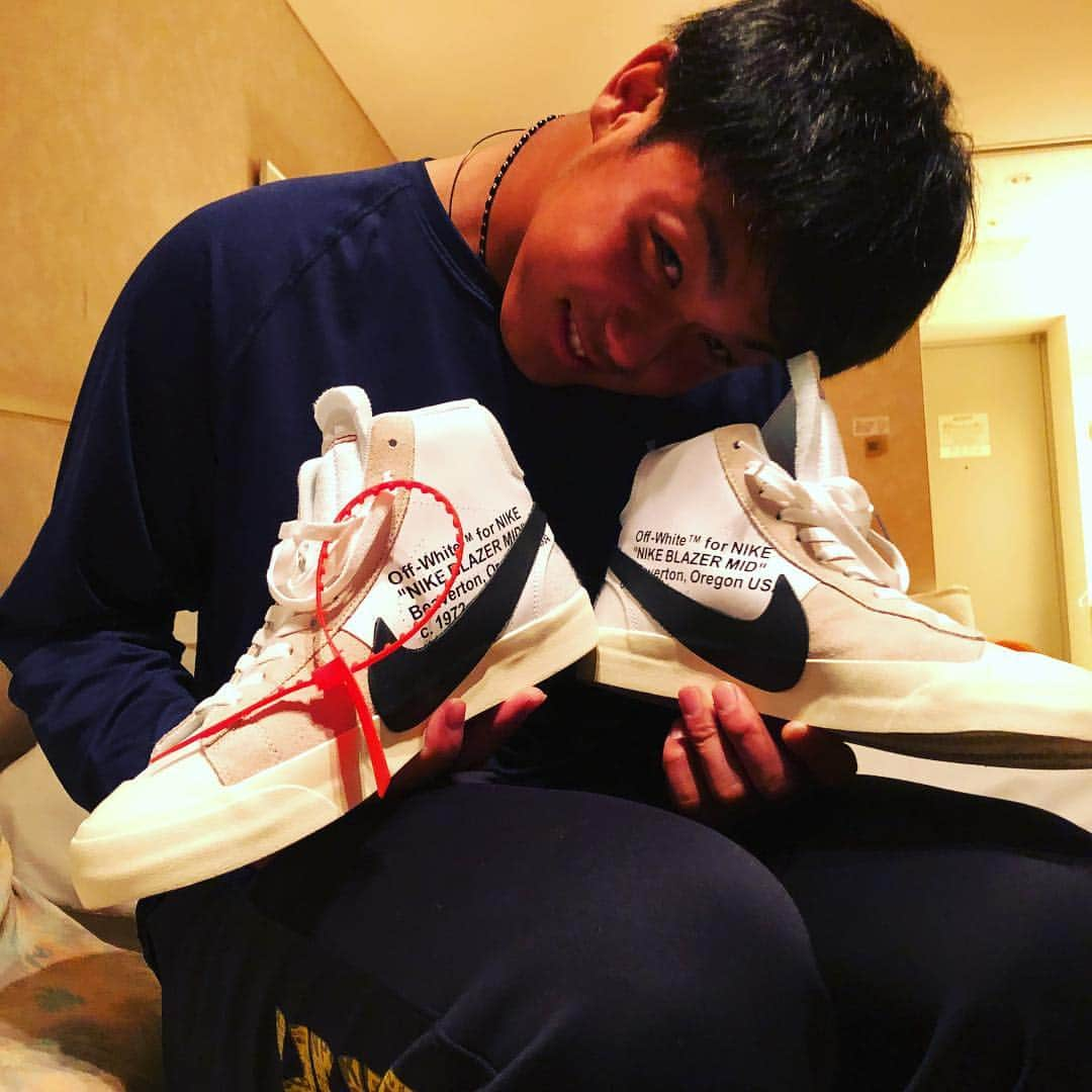 松本直晃のインスタグラム：「俺より早く買いやがった。。 #高橋光成  #offwhite  #nike  #offwhitenikeblazer  #offwhitetheten  #スニーカー男子 #仲間が増えた」