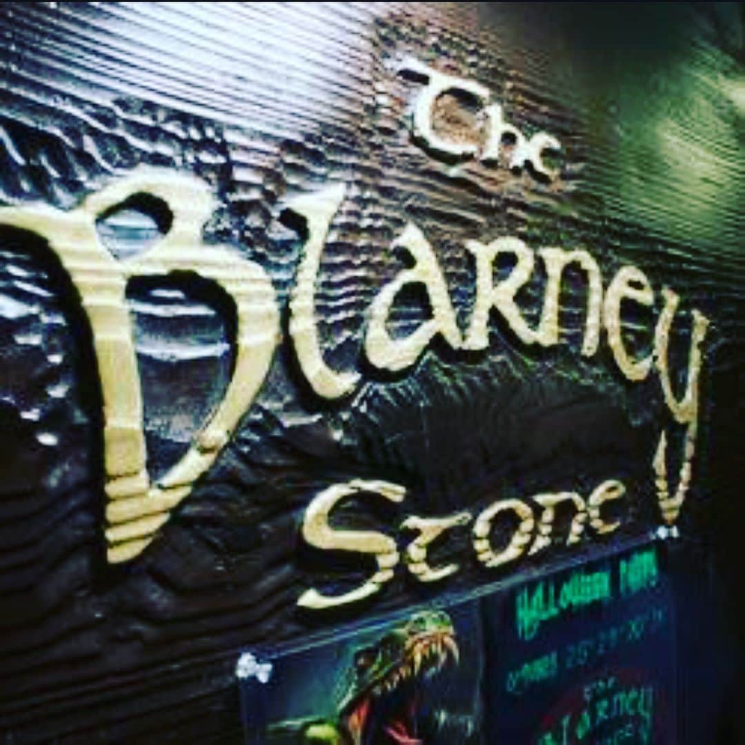 大阪グルメウォークさんのインスタグラム写真 - (大阪グルメウォークInstagram)「Introducing No. 6 "The Blarney Stone @ Umeda"!! For 1 ticket, you can get 1 drink.  There are variety of drinks you can choose from their special menu.  Business hours: 5pm - 1am Daily  It is in area called Ohatsu-Tenjin arcade.  It is eastern side of Umeda area.  There are many variety of restaurants and shops.  The Blarney Stone is an authentic Irish pub.  Most of staff are foreigners and they all speak English.  They have a pool table inside the pub.  In the weekend, they have live music.  It's heck of a sports bar as well!  You get to drink, eat, play, and dance!  There are about 50 seating available including bar seats and tables.  Everyone is friendly here, so you will enjoy here for sure!  When you experienced Osaka Gourmet Walk, be sure to use hashtag #gourmetwalk for posting!  こんばんは、最近寒くなってきましたね⛄ 担当の富永です！ ✴︎ 本日ご紹介するお店は、 NO.6【The Blarney Stone 梅田店】さんです！！ ✴︎ チケット1枚で ☆1ドリンク☆ ☆1Drink ☆ いただけます😋😋 ✴︎ ☆営業時間☆ 17:00～1:00 ✴︎ こちらはお初天神通りの中にあります🍡 沢山お店が並んでいるので、とても賑やかです☆ 道も分かりやすいので、迷わず向かえるかと思います！！ ✴︎ 今回は、本格アイリッシュパブということで、内装もそうですが、 スタッフさんも外国の方だったり雰囲気から素晴らしいお店です✨ お酒もビールやカクテルワインなど 沢山ありました🍷🍸🍻 ✴︎ 実は、中にビリヤード台もあるんです🎱 お酒や食事だけではなく楽しむことが出来ますね！ 私はビリヤードを数回しかやったことないですが、 バーに遊べるところがあるってとても貴重なお店だと思います😍😍😍 ✴︎ そして、毎週楽しいライブや生演奏もあり、 テレビもあるのでみんなでスポーツ観戦も出来ちゃいます😊 エンターテイメント性に優れた素敵なお店ですね😆💪✨ ✴︎ 店内はテーブルとカウンターの席があり、 ５０席くらいはあるのかなと思います！ 外国語でも日本語でもOKですし、 みなさんとてもフレンドリーなので かなり楽しめるお店だと思います🌈🌈 ✴︎ 素敵な雰囲気のアイリッシュパブを お試しくださいね☆ ✴︎ グルメウォークチケットを使った際は #gourmetwalk で投稿してください🤣🤣 ✴︎ 次回もお楽しみに🐝 ✴︎ ⚡️⚡️⚡️⚡️⚡️⚡️⚡️⚡️⚡️ グルメウォークチケットですが、 現在、4000円で販売しております！ チケットは7か所で購入できますので 是非お買い求めください☆ 詳しくはhpへ！ http://gourmet-walk.com このアカウントのトップページから飛べます🎀 ⚡️⚡️⚡️⚡️⚡️⚡️⚡️⚡️⚡ #大阪 #心斎橋 #難波 #なんば #道頓堀 #ミナミ #大阪名物 #大阪グルメ #大阪観光  #食 #食べ歩き #ちょい飲み  #グルメウォーク  #osaka #shinsaibashi #namba #dotonbori  #gourmet #foodstagram #delicious  #instafood #tasty #japanesefood #osakatrip #gourmetwalk  #アイリッシュ #パブ #ビリヤード #多国籍」11月6日 19時36分 - osakagourmetwalk