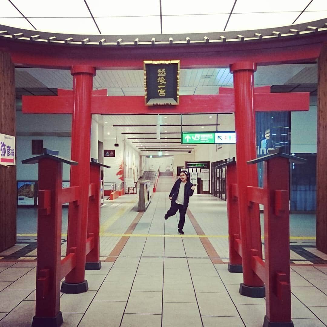 中岡創一さんのインスタグラム写真 - (中岡創一Instagram)「駅の中に鳥居があるから思わず 中岡ダッシュ！！ はしゃいじやった～ #燕三条駅 #駅員さんに怒られろ #足くじけ #上からたらい落としたろか #鳥居くぐるな #大人しく電車に乗り込め #結局なにがしたい？ #新潟と富山の方へ #NGT48のにいがったフレンド #本日夜中放送～ #番宣かいっ #番宣になるかっ」11月6日 19時33分 - lottinakaoka