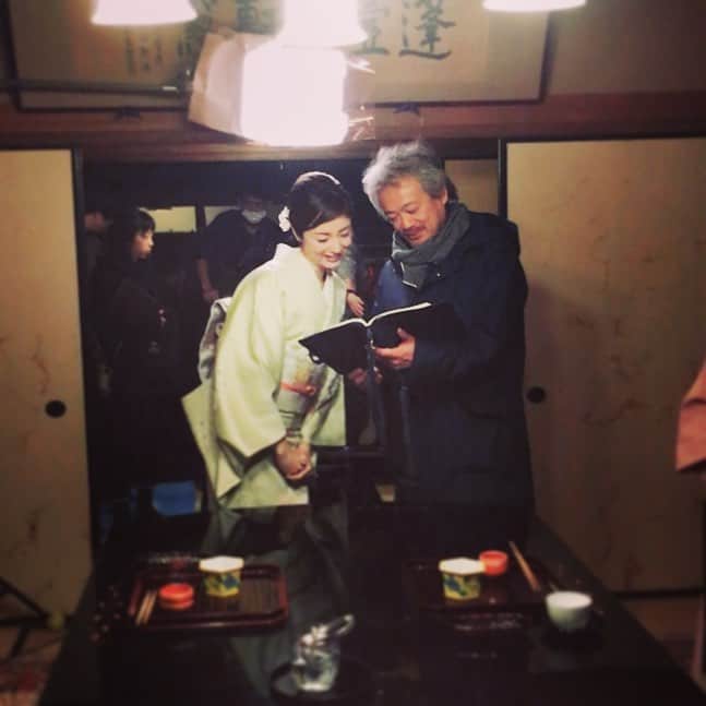 高岡早紀 さんのインスタグラム写真 - (高岡早紀 Instagram)「監督さんとお話しちう。。 熱心なワタシ…なんてね。。。」11月6日 19時58分 - saki_takaoka