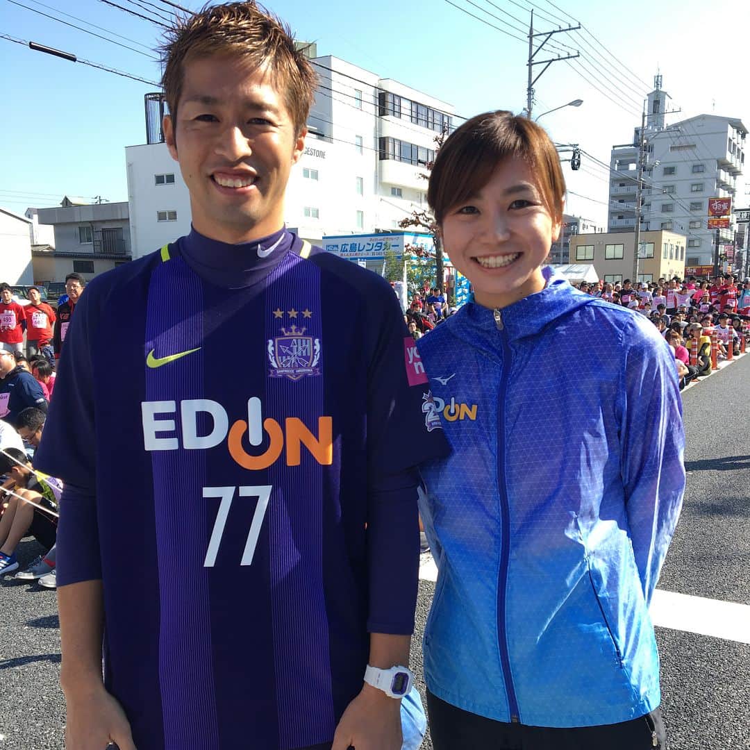 木村文子のインスタグラム：「11/3に平和マラソンのオープニングに参加してきました😊 広島トップスの選手の皆さま、よしもとの芸人さん達やサンフレッチェの森﨑浩司さんともご一緒させていただきました。 皆さんの走る姿を見て、たくさん元気を頂きました☀ #平和マラソン #1km #5km #10km #広島 #スポーツ #エディオン #peace #marathon #hiroshima #guest #athlete #nice #day #running」