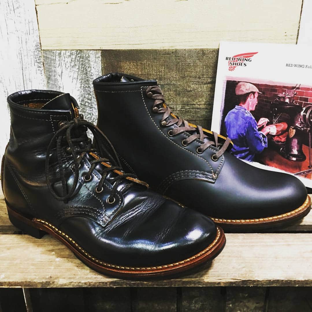 のインスタグラム：「RED WINGから2017✨NEW✨ 『べックマン フラット ボックス』が登場いたしました👏  REDWINGの生みの親、チャールズ・べックマンにちなんで名付けられたブーツシリーズです(*˙︶˙*)☆ べックマン1番の特徴は通常のブーツと違い、つま先の芯がはいっていないため柔らかく、革が足に馴染んでくれるので履き心地バツグン！！ アメカジやドレス、様々なコーディネートにブーツを合わせお出かけを楽しんでください🚗💨 ⚠️当店はREDWING正規取扱店です。  #REDWING#べックマン#ブーツ#履き心地#レッドウィング#レザー#靴#shoes#オールシーズン#枚方CRATE#lifeisgood#枚方市」