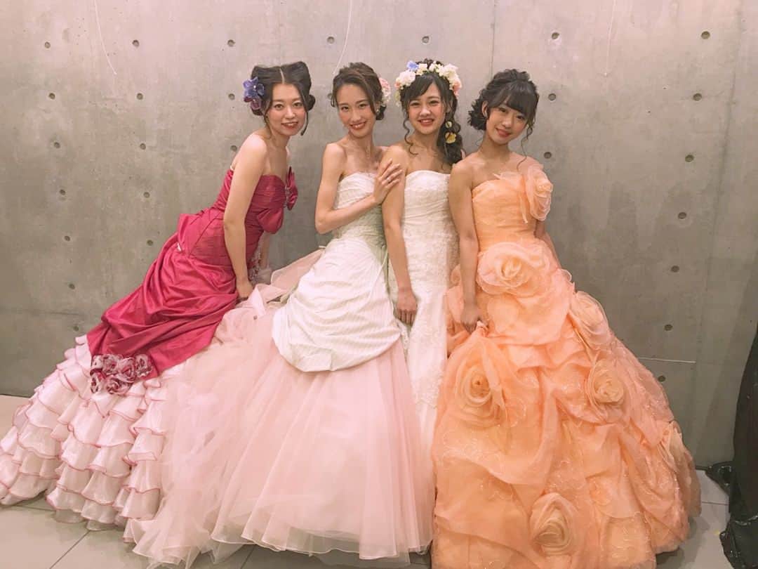 友野楓のインスタグラム：「・ ミスコンおつかれさまでした🤤❤️ 結果わ残念だったけど協力してくれたみなさん ほんとにありがとうございました😢❤️❤️❤️ 思い出に残る学祭になりましたッッ😳😳 みんなからの言葉がうれしすぎて感動です。😢❤️ これを機にもっと女磨き頑張ろうと思います👗✨ 髪型めっちゃかわいくてお気に入り😢❤️❤️ 実行員の皆さんもありがとうございました😹🙏 ・ #愛知大学 #ミスコン #2017 #ミスコレ #感謝 #思い出 #ドレス #かわいい #1105」