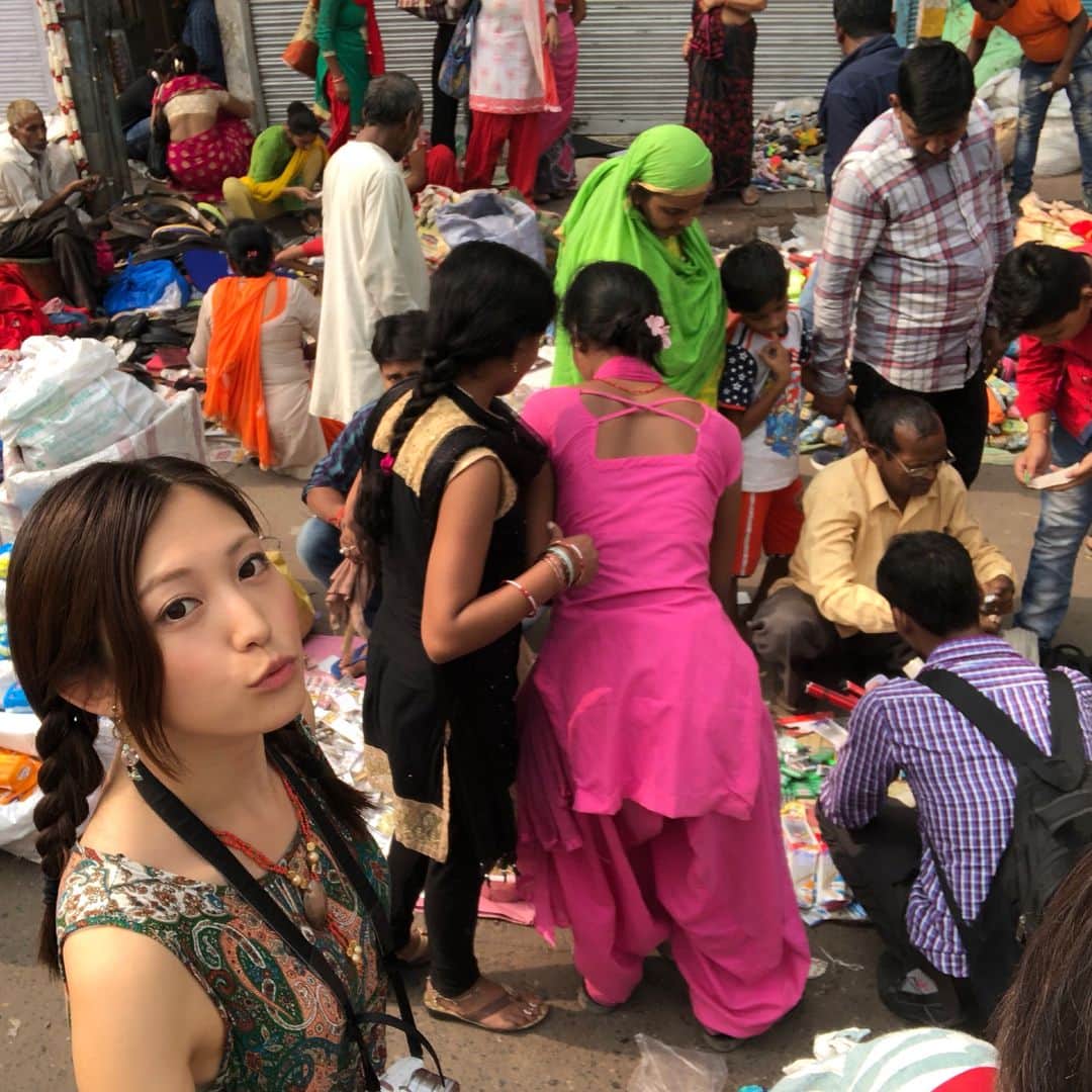 市原彩花さんのインスタグラム写真 - (市原彩花Instagram)「インドはカオス . オールドデリーを視察。 渋谷のスクランブル交差点の人混みが何キロも続くような市場(アメ横みたいなとこ) 人、モノ、スモッグ…そこはまるで戦後のよう。 観光客なんて誰もいない。 すごいエネルギーを感じた後に向かった最先端のショッピングモールには、オシャレな現代人達がたくさんいて、Instagoodなスイーツを美味しそうに食べてる。 え、ここ、ららぽーと😳？？ そのギャップに頭がついていかない。 戦後と現在が一度に味わえる国、それがインド。 #インド#India#オールドデリー#olddelhi#デリー#delhi#インド旅行記#インド旅#インド旅行#旅#trip#海外旅行 . あそこに行ったレースクイーンは私が最初で最後なんじゃないかな？笑 お前がその道通るの？って半笑いで現地の人に見られてた😂 人生の経験値がだいぶ上がった👍 クライアント様にずっとサポートして頂いてるので、全然安全！ 行った人にしかわからない、毎時間笑い話が増えていく、そんな国😄」11月7日 2時47分 - ayaka_ichihara