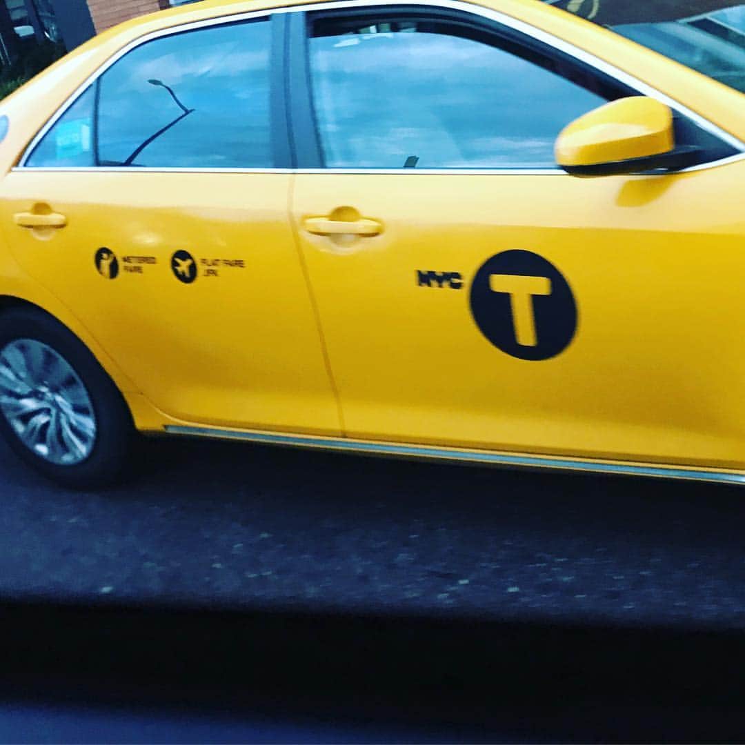 里田まいさんのインスタグラム写真 - (里田まいInstagram)「NYに戻ってきた。 #ということは別の場所にいた #NY象徴する写真撮りたくて代表的なイエロータクシーをチョイス #しかし近すぎた #結果NYにいますって言わないとどこにいるかわからない #タグ #タグ多 #タグタ」11月7日 5時46分 - maisatoda_official