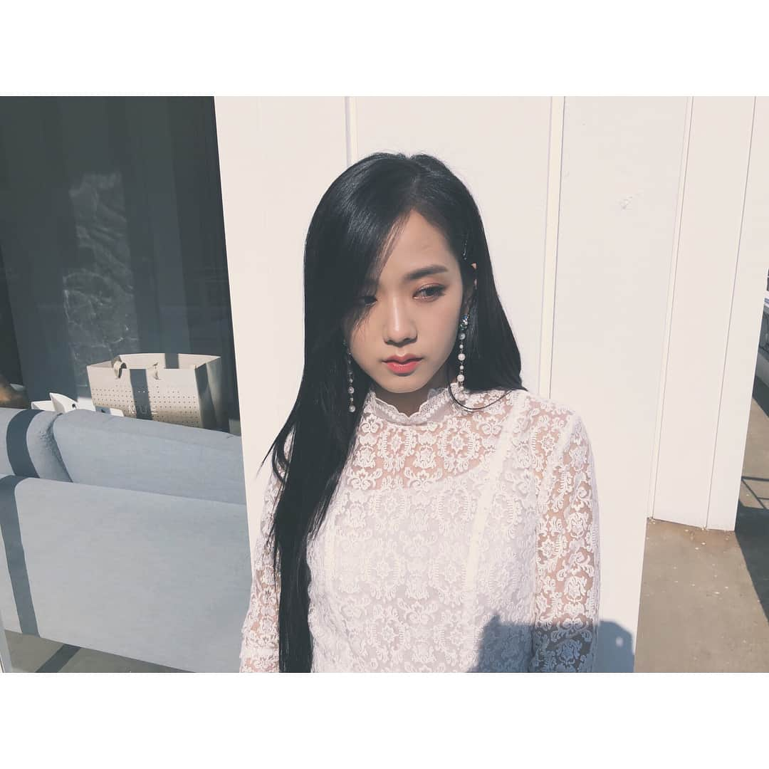 BLACKPINKさんのインスタグラム写真 - (BLACKPINKInstagram)「#BLACKPINK#JISOO#앞에3장은#라리사진작가#뒤에3장은#챙멍크#승자는#?#📸」11月7日 16時23分 - blackpinkofficial