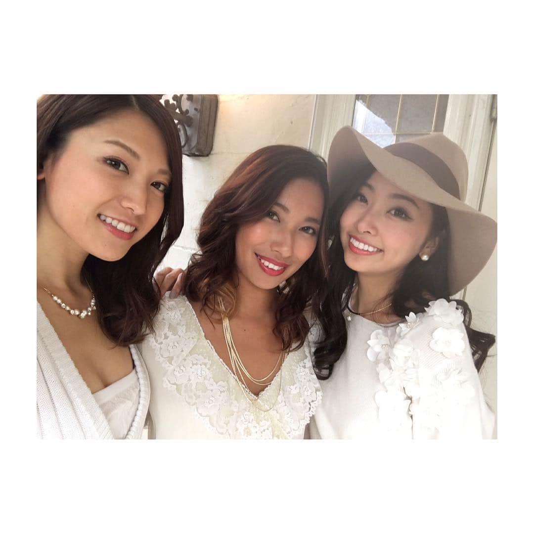 のインスタグラム：「〜white party〜 あー、美人に囲まれる幸せ❤️ わたしってやっぱり幸せ💓 そして今日暇だったので京都に行くよ！夜はまたあのメンバーで夜カフェなのだ！@大阪 それにしても#ミリオンカラッツ の洋服かわゆ❤️みんなこれでホワイトパーティーしよーよ👗🎉 #美女に囲まれる幸せ #撮影 #shooting #whiteparty #dresses #trip #kyoto #osaka #京都 #大阪 #旅行 ってか #夜カフェ しに行くw #お姉ちゃん の #犬 にも会いたい🐕べつにお姉ちゃんに会いに行くわけではないw」