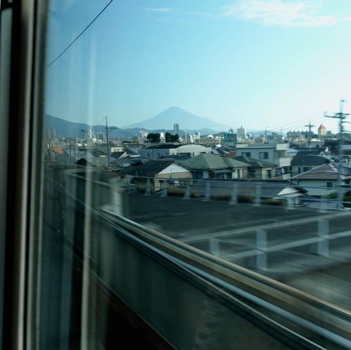 田中要次のインスタグラム：「東海道新幹線下りの左窓側A席から富士山を見たぞっ！ いつも大阪方面の新幹線に乗る時は富士山が眺められる右窓側の席を取る事に拘っていたのだけど、A席からでも一瞬見られる場所があると聞いていたのを思い出し、左窓側の席をトライしてみた。 場所は静岡駅を過ぎて安倍川を渡った辺りからの十数秒である。この区間だけ線路が南下するのでA席後方側に見えるのだ。 只でさえ姿を隠しやすい富士山だけに、A席から見えた時のレア感は今まで以上に西に向かう朝を高揚させてくれたぜっ！」