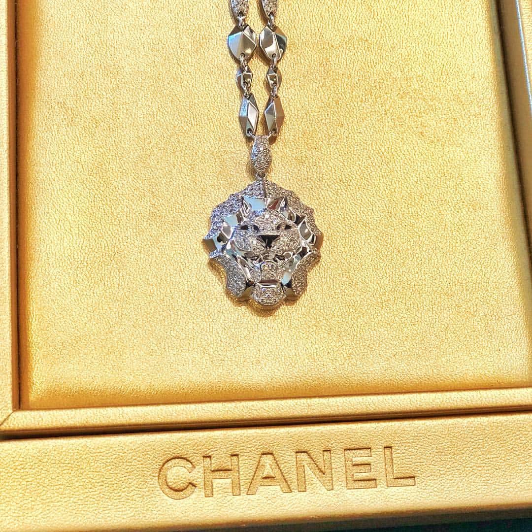 上山 哲平のインスタグラム：「. 「CHANEL」スー ル シーニュ デュ リオンという現在は日本に一つのペンダントをプレゼントしました。 . 獅子座のもとに生まれたマドモアゼル シャネルにとって、 ライオンはシンボル。大胆で本能的、情熱的な輝きを放つライオンを、彼女はお守りのように生涯愛したみたいです。 . コンセプトも太陽のように熱く、力強い個性ということで自分自身を昂らせるためにも、価値のある投資にします。 . 何気ない日や、物、場所、そこに己で覚悟を決めて価値を持たせることが好きです。 . 妻に日頃の感謝を込めて。 . #chanel #jeweiry #リオン #獅子座 #ペンダント #マドモアゼル #シンボル #大胆 #本能 #情熱 #輝き #ライオン #お守り #愛する #太陽 #個性 #昂ぶる #投資 #サラリーマンの年収 #覚悟 #何気ない1日 #決める #大切な人へ #感謝 #playearth #teampangea #eagle #gifel」