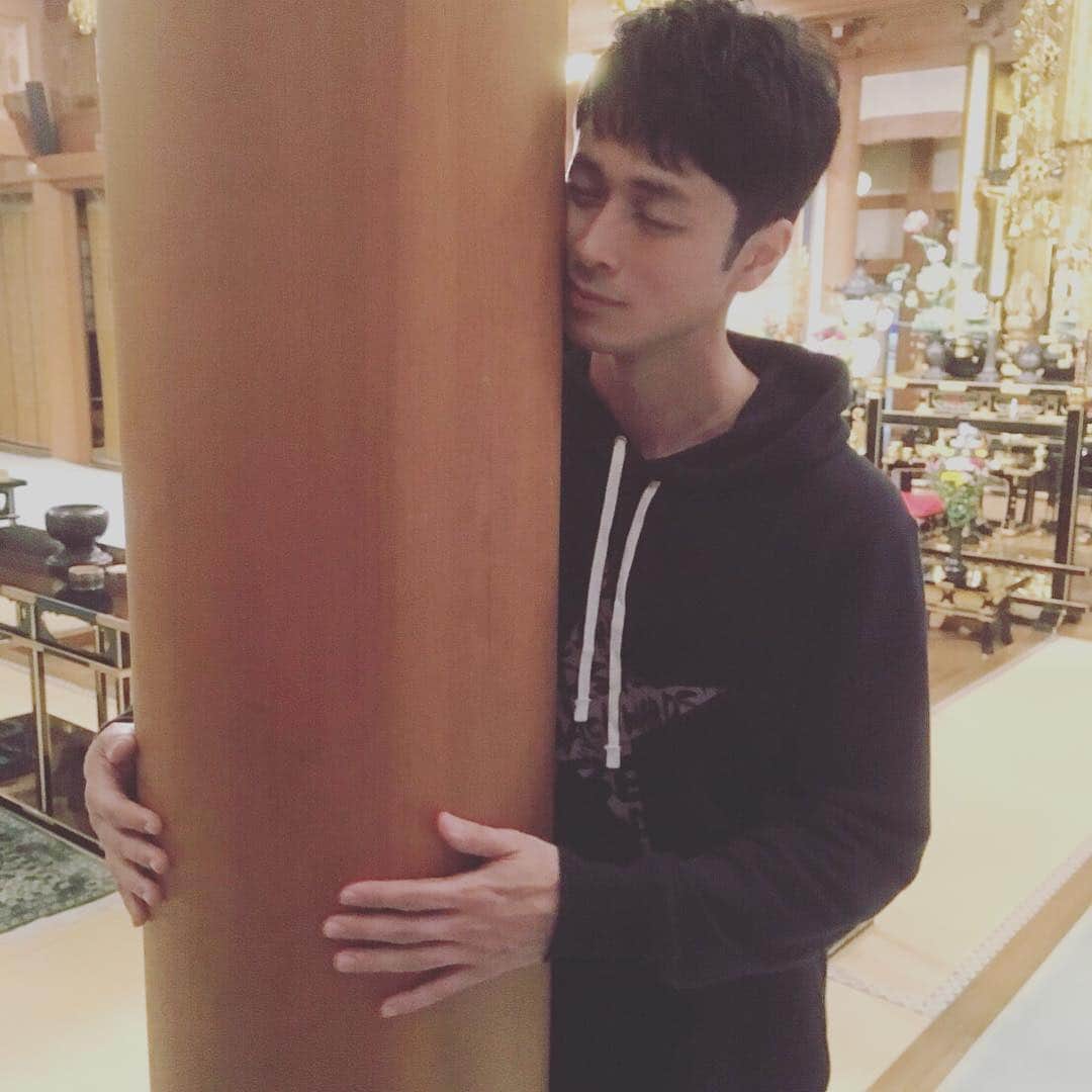 テレビ朝日「オトナ高校」のインスタグラム：「. 覗き見ヤルデンテ👀💓 . #オトナ高校 #テレビ朝日 #夕輝壽太 #ヤルデンテ#🍒 #覗き見って言ってるのに #覗いてない #柱にすりすり #可愛いって言われるの #分かってやりよる #確信犯😏 #この間からすりすりしがち #すりすりカルロス #カルロス劇場」