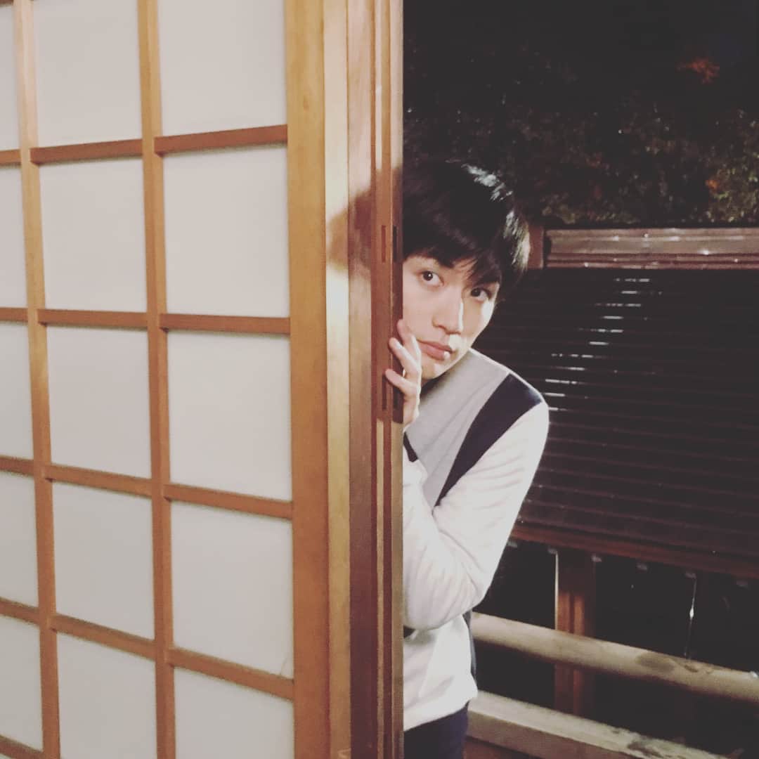 テレビ朝日「オトナ高校」のインスタグラム：「. 覗き見チェリート👀💓 . #オトナ高校 #テレビ朝日 #三浦春馬 #チェリート #🍒 #覗き見シリーズ #1枚目はかわいさの塊なのに #シャッターを切る度に #どんどん怪しくなっていく #英人座長 #なんでこうなるの😂 #かわいいから怪しいまで #自由自在😂」