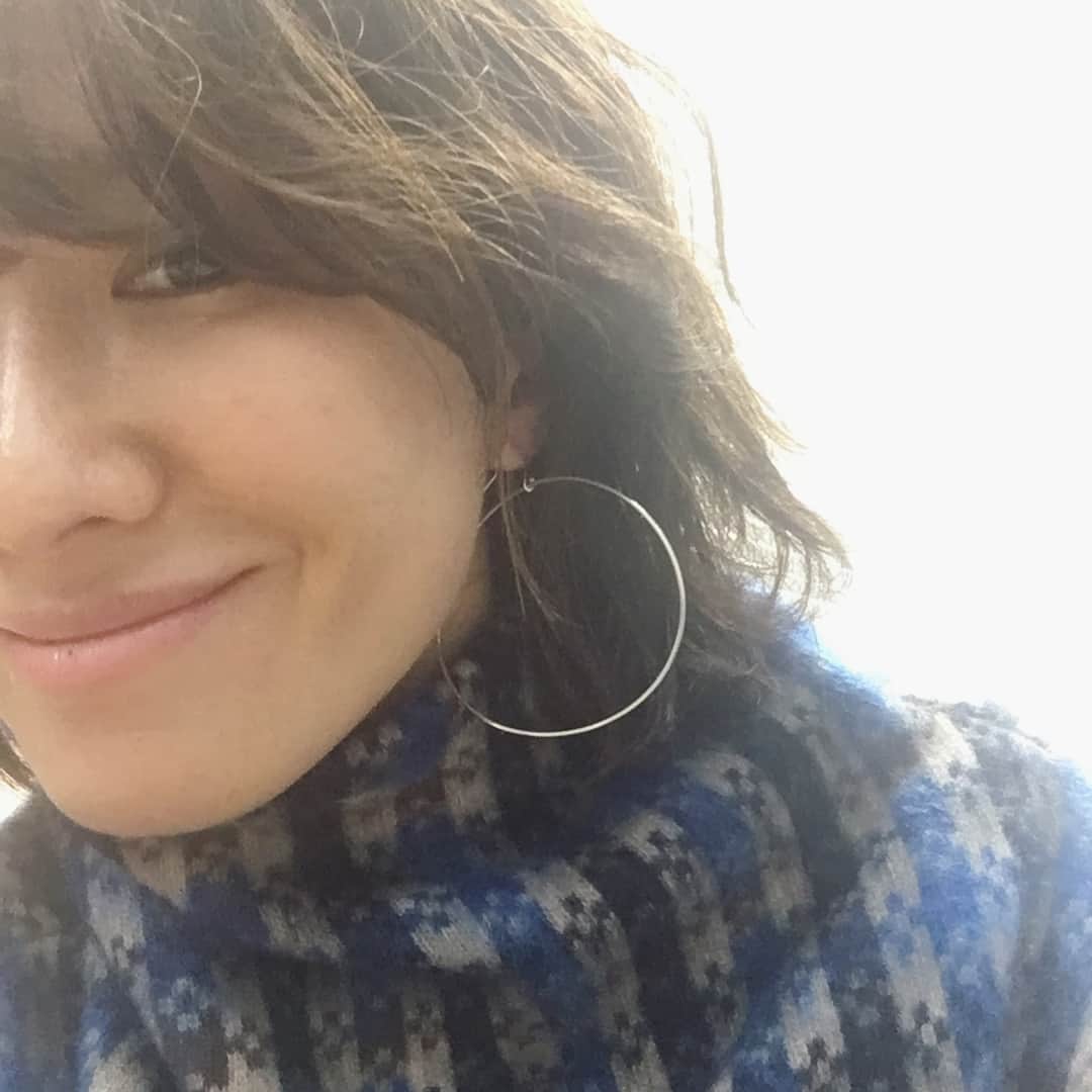 風間ゆみえのインスタグラム：「おはようございます。 早起きの今日は、暖かい日差しに優しく手を取られるような、心地よい目覚め。気分のいい朝に選んだのはティファニー/エルサ ペレッティのウェーブフープピアス。大振りながらも柔らかさを感じるウェーブのフォルムが、しっくりと心にまで寄り添う感じが好き。今日も楽しい一日でありますように…！ #tiffany ♡  #yumie_k_style」