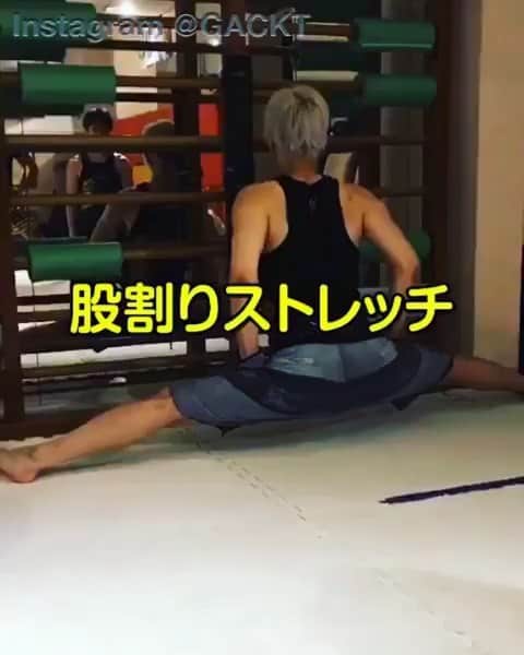 梅野源治のインスタグラム：「これは本当に股が裂けるかと思ったw  #Repost  @gackt  さて、トレーニングしますかぁ。 Well, let's work out !!! @GACKT @genji_umeno #GACKTstagram #筋スタグラム #GACKTworkout #ストレッチ #一番有効なストレッチ #これは毎日やること」