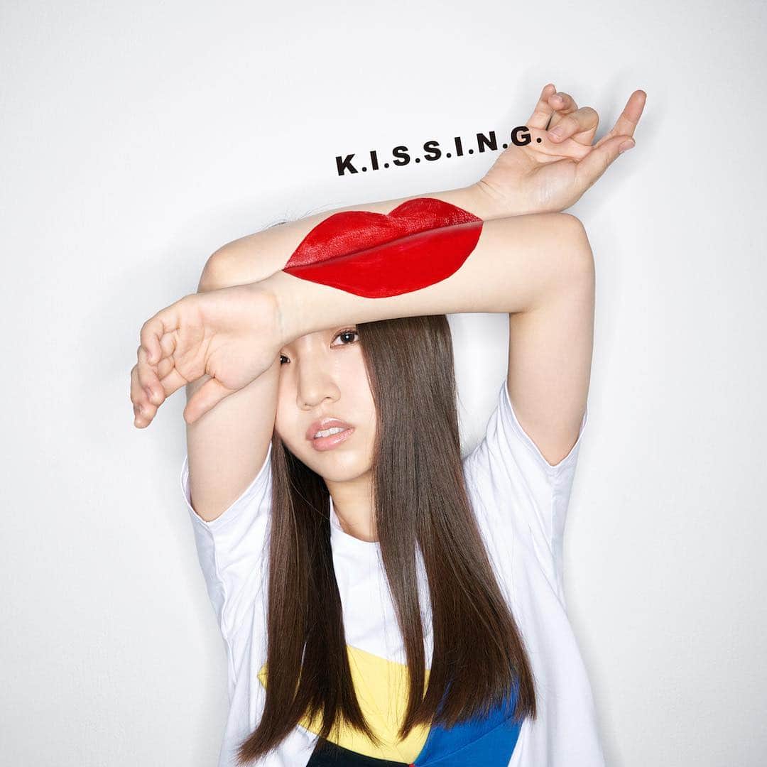 阿部真央のインスタグラム：「阿部真央、12月8日(金)に配信シングル「K.I.S.S.I.N.G.」のリリースが決定です！ ニュービジュアルも公開でございます。皆様是非！ https://kissing.ponycanyon.co.jp #阿部真央 #あべま」