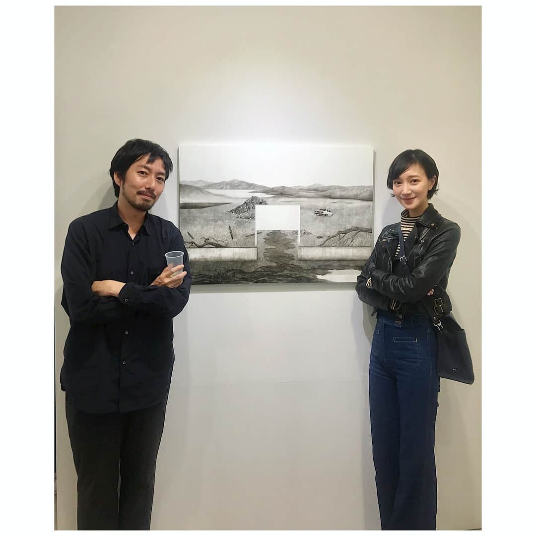 のインスタグラム：「・ 片山高志さんの個展 『EMPTY EMPIRE』へ ・ ・ モノトーンの静かな世界。 ・ まるで写真かのように細密に描かれた自然と人工物 風景の中の対照的な空白に、そこがただの無ではない何かを想う。 ・ 私は写真3枚目の上段の真ん中の能舞台の作品が欲しいです そして白の作品も対で欲しい。 ・ ・ ・  片山高志個展『EMPTY EMPIRE』 期間：2017年11月2日（木）〜14日（火） 会場：Alt_Medium（オルトメディウム） 東京都新宿区下落合2-6-3 堀内会館1F Tel. 03-5996-8350 営）12:00〜20:00 休）水 入場無料 ・ ・ #片山高志 #takashikatayama #altmedium #高田馬場」