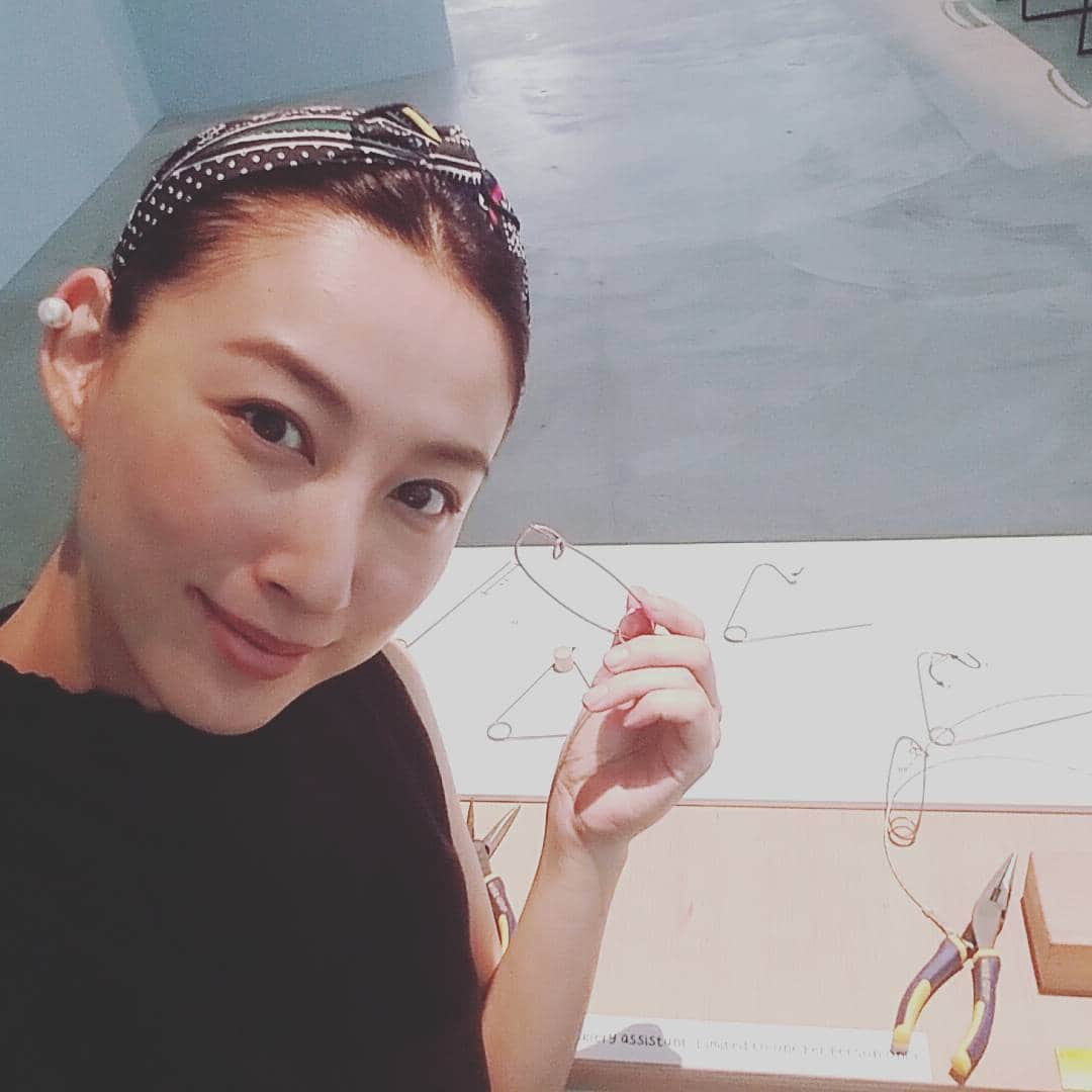 のインスタグラム：「フラッとしていたら、もの作りを体験させてくれるところに出会う。  ピン作りと、紙の型押しのような作業を体験💃  #シンガポール #singapore #どこだったかなぁ🤔」