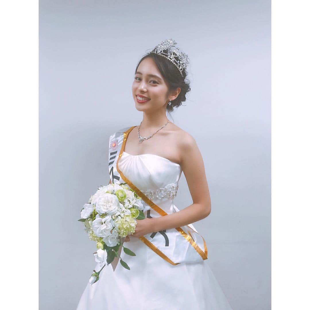 のインスタグラム：「[💐]ブーケは、白ベースにグリーンの花を挿し色にしたものを作りました🕊ウェディングドレスがサテン生地の昔ながらのデザインのものを選んだので、それに合わせてブーケも王道な色に✨形はお花が下に垂れているように見えるオーバルデザインです✨💐✨ * 前回載せた写真にはブーケと撮った写真がなかったので、載せてみます♡！ * お祝いのメッセージをたくさんいただきました。本当にありがとうございます！！！ * #misssophiacontest#上智#ミスコン#ミスソフィア#2017#miss#misssophia#上智大学#内田侑希#上智ミスコンno4」