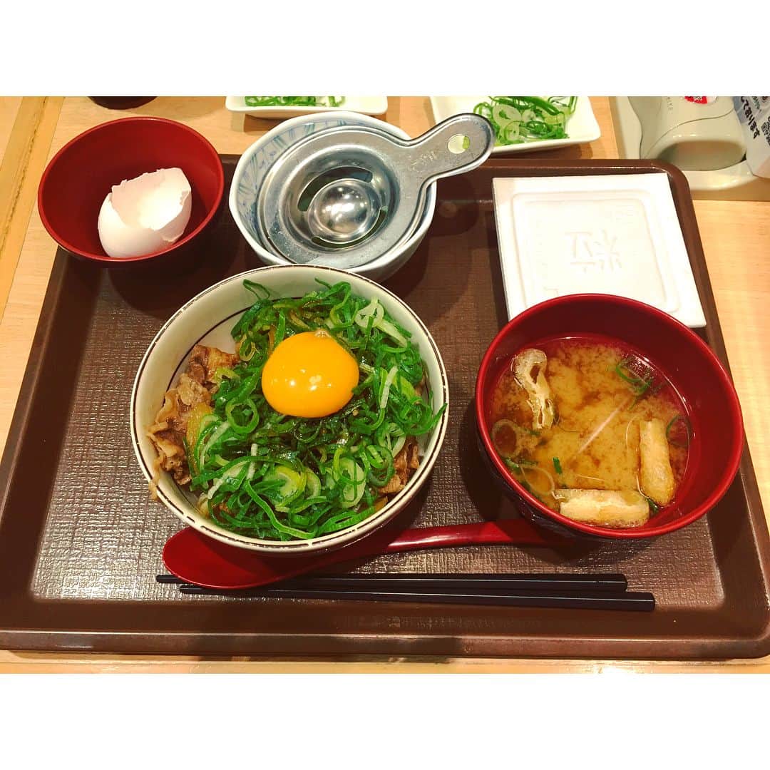 夏菜さんのインスタグラム写真 - (夏菜Instagram)「今日のばんごはん。 すき家なう。 ねぎ玉牛丼🍳 #すき家#ねぎ玉牛丼#納豆とお味噌汁つけました」11月7日 18時50分 - natsuna_official