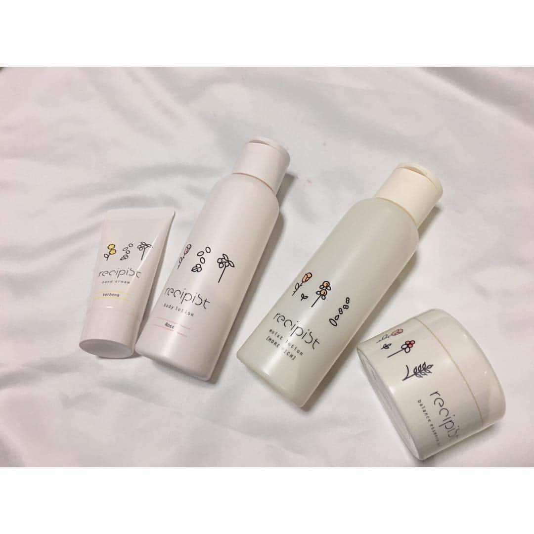 Mihoのインスタグラム：「▼ skincare . . 最近のスキンケア💓 . 見た目も可愛いrecipist( レシピスト )。 最近はこれでスキンケアをしております☺️ . 可愛いものには目がないわたしにぴったりなボトルデザインにも一目惚れです(´∀｀*) . . 化粧水は夜はしっかりうるおうタイプのmoist lotionを、 朝はバランスを整えるbalance lotionを。 . モイストローションはとろりとした濃密な化粧水で、肌にしっかり水分が入っていくよう✨ . バランスローションはサラッとしていてさっぱりするので気持ちがいいです☺️ . レシピストはこんなに可愛いのになんと化粧水は約600円ほどのプチプラなのです( ´ ω ` ) . . 化粧水のあとはジェルタイプの美容液を使用してます💓 . . ハンドクリームとボディローションも合わせて使ってます( ¨̮ ) . ベタッとせず、使い心地がとてもいいのでオススメ♩﻿ . ボディローションはほんのり香るローズに癒される(*´ω`*) . . プチプラとは思えないクオリティ◎ . . . . . #recipist #skincare #pr #beauty #lotion #レシピスト #スキンケア #プチプラ #わたしにぴったり #ネット限定 #化粧水 #美容液 #基礎化粧品 #美容 #コスメ #ととのいました #お肌ケア」