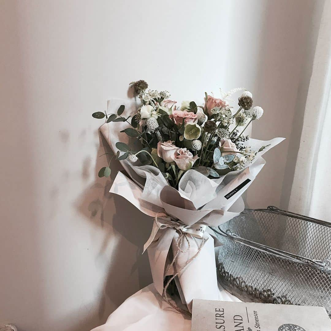 플로리스트 이주연 florist Lee Ju Yeonさんのインスタグラム写真 - (플로리스트 이주연 florist Lee Ju YeonInstagram)「. 빼빼로와 함께 꽃다발선물 하세요 💓 . . #빼빼로데이 #빼빼로데이선물 #빼빼로데이꽃선물 #바네스빼빼로 . . 블로그 (인스타그램상단링크)들어가서 보시면 다양한 상품의 이미지와 가격이 안내되어있어요  원하시는 상품의 이미지를 캡쳐해서 카톡ID vaness52로 문의 주시면 됩니다 💓 . . #lesson #Order 👉🏻Katalk ID vaness52 클래스상시모집 당일꽃주문가능 WeChat ID vaness_flower E-mail vanessflower@naver.com 강남구 신사동 515-2 📞02-545-6813 . #vanessflower #flower #florist #flowershop #handtied #flowerlesson #flowerclass #바네스플라워 #플라워카페 #플로리스트 #꽃다발 #부케 #원데이클래스 #플로리스트학원 #신사동꽃집 #가로수길꽃집 #플라워레슨 #플라워아카데미 #꽃다발포장 #꽃수업 #꽃주문 #꽃배달 #하우스웨딩」11月7日 19時37分 - vanessflower