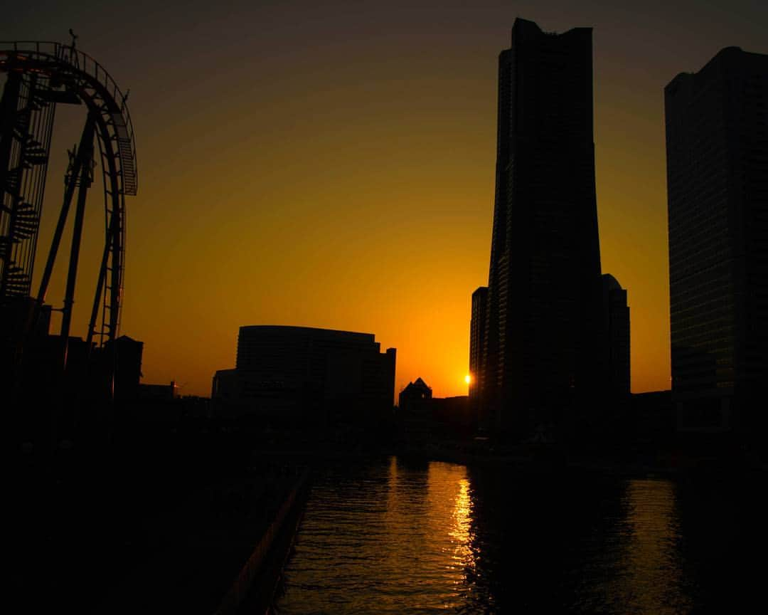 kazumaのインスタグラム：「.. . Building silhouette and Sunset 🏢&🌇 . . #sunset  #yokohama  #みなとみらい . . . . . . . . . . . . . . ————————————————— #igersjp #team_jp_ #instagramjapan #icu_japan #ink361_asia  #instadaily #igrecommend  #lovers_nippon #picture_to_keep #FreedomThinkers #jp_gallery_member #love #amazing #東京カメラ部 #tokyocameraclub #indies_gram #reco_ig #instagood #huntgram  #huntgramjapan #japan_daytime_view  #art_of_japan_ #ig_photooftheday #ファインダー越しの私の世界 #カメラ好きな人と繋がりたい ————————————————— . . . . . . .. ...」