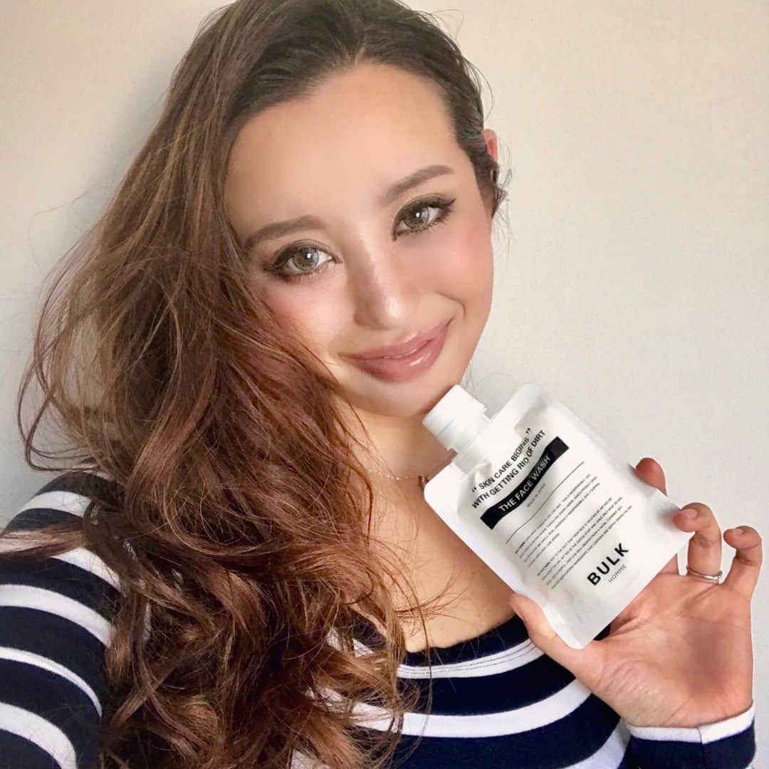 のインスタグラム：「Les cosmetiques pour hommes🕺💫 . @bulkhomme のメンズスキンケアシリーズ🌟 . 男性化粧品でも成分に凝っているブランドで、デザインもシンプルで良し🤗 . 主人へのプレゼントに良さそう🎁♬ ・・・ #bulkhomme #バルクオム #肌活 #メンズスキンケア #メンズコスメ」