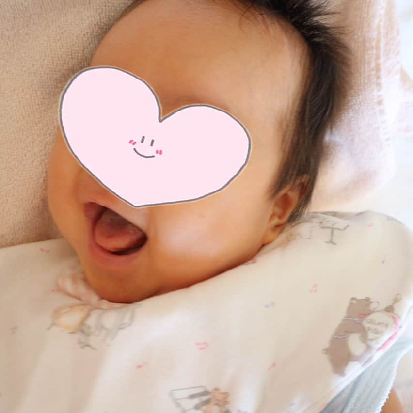 のインスタグラム：「この間の久々のお仕事、 家族の控え室も用意して頂いて 本番は２時間強で授乳も影響なかったものの… 普段娘と常に一緒なので やっぱり気になっていると、、 パパからこんな写真が届きました(*ˊ˘ˋ*) #表情豊かになってきた #よだれかけ #ジェラートピケ」