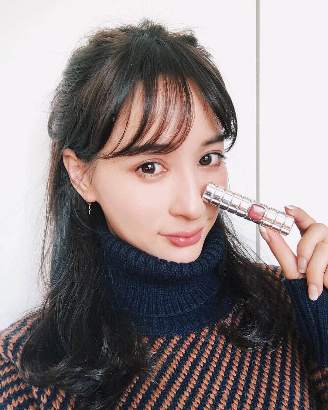 瀬戸晴加さんのインスタグラム写真 - (瀬戸晴加Instagram)「先日発表会に参加した、L'OREAL PARIS SHINE ONを使ったメイク💋この新作のリップはミラーシャインオイルが光を反射して綺麗なツヤ感が出るのと、発色がいいのも特徴。私は１番普段使いしやすい905番で余裕をON😎💘 この色は私の肌にすごく合ってていい感じ！ ニットはこの前買ったFEMINDのもので髪は久しぶりにハーフアップに🤳 どんなシーンや服にも合うのでお気に入りです😎💘 #シャインオンリップ #勝負リップ #ロレアルパリ #PR」11月7日 21時56分 - setoharu1030