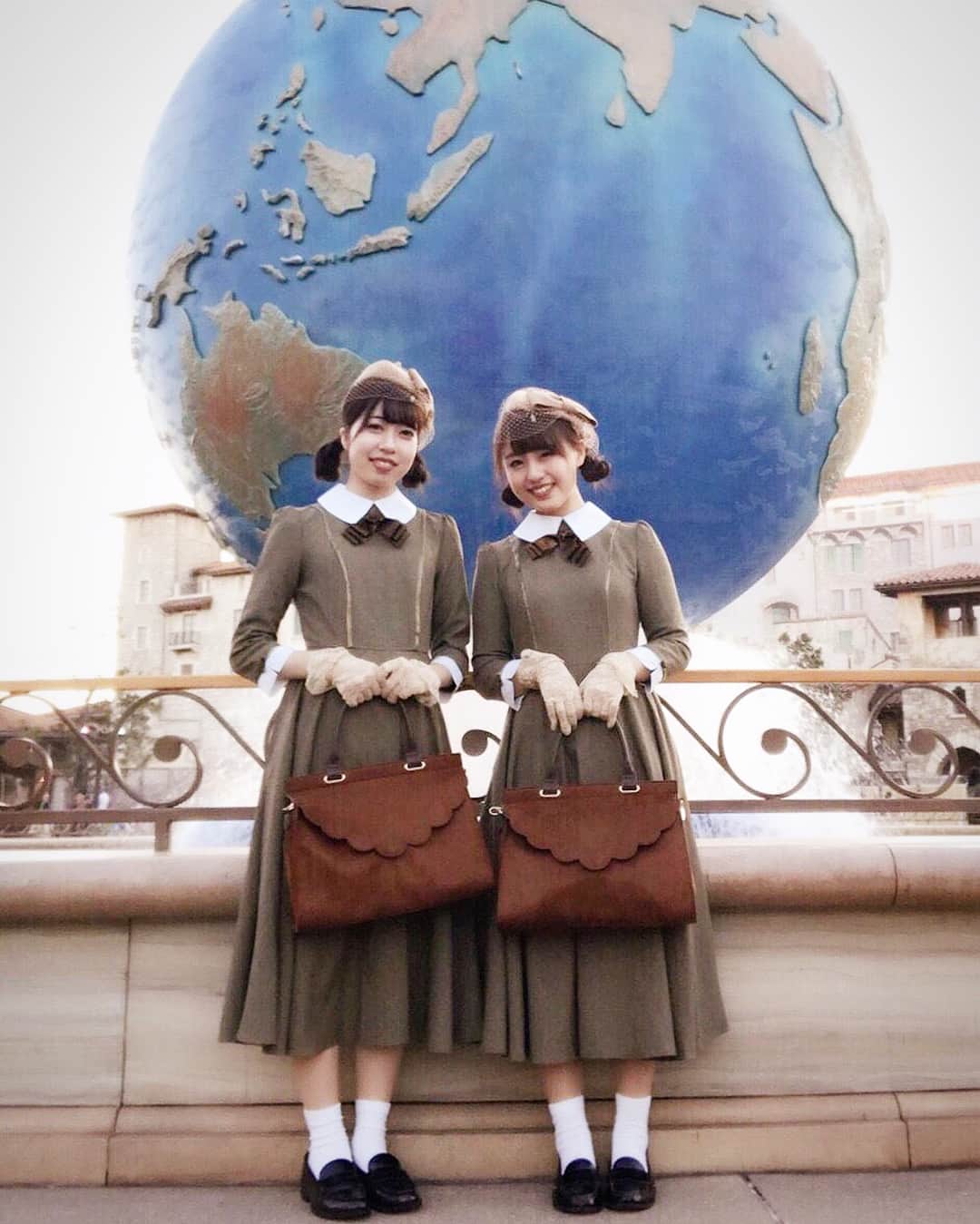 河村友歌さんのインスタグラム写真 河村友歌instagram 3枚あるよ スライドしてね 全部最高だよ 今年の ディズニーハロウィンは 仮装 ではない 双子コーデ カーキのワンピースにカクテルハット レースの手袋 茶色いバッグ 白い靴下に