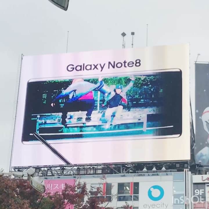 Kiyomi Aritakeのインスタグラム：「Shibuya scramble intersection:) 11/4Galaxy Note8 キャンペーンにて渋谷スクランブル交差点のビジョンジャックでイラストを使っていただきました〜☺️☺️ プレザントキャンペーンも引き続き実施中です！よろしくお願いします👍 #noteme #GalaxyNote8 #渋谷スクランブル交差点 #sペン #ビジョンジャック」