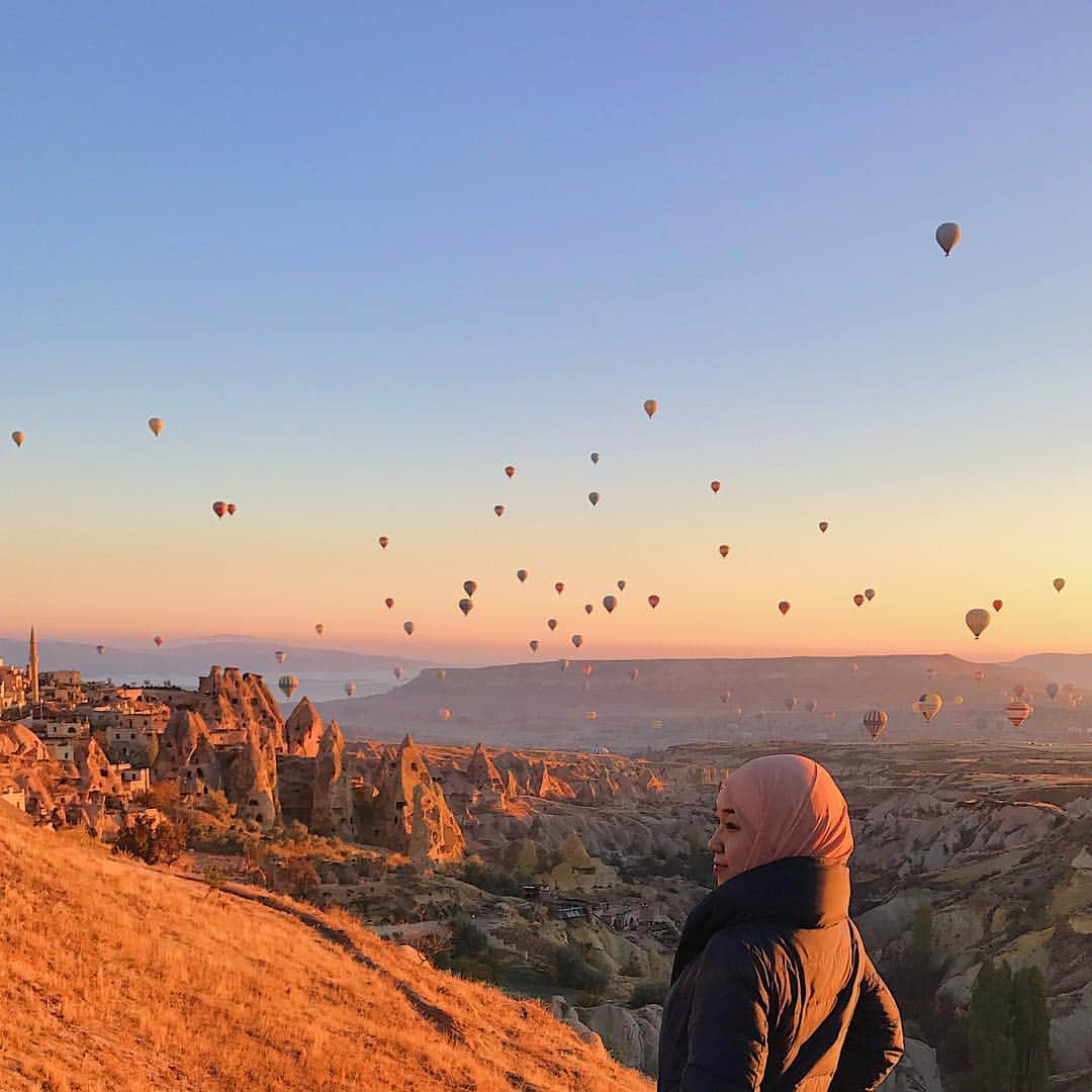 Risa Mizunoのインスタグラム：「I wish to fly with the hot air balloon, unfortunately our flight was cancelled due to strong wind. But I managed to capture the amazing view next day on my way to Istanbul✨ Mashallah so beautiful! Hoping to visit Kapadokya again and have a chance to fly next time Inshallah 💕  #japanesemuslim #muslim #muslimah #japanese #japan #tokyo #malaysia #muslimahtokyo #travel #travelblogger #travelgram #travellover #travellife #hijab #tudung #turkey #istanbul #kapadokya #cappadocia #日本人ムスリム #国際結婚 #🇲🇾 #❤️ #🇯🇵 #🇹🇷 #絶景 #トルコ」