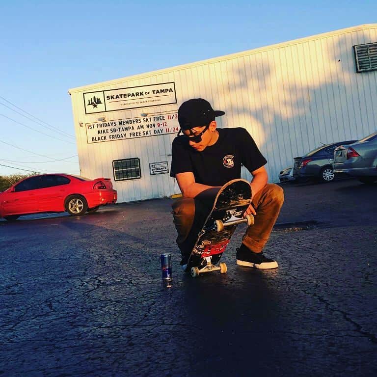 アンヘロ・カロ・ヌエバスのインスタグラム：「Llegamos a @spottampa  @legana_inc @redbull @redbullskate @dc_shoes_peru @dcshoes #redbull #tedaalas」