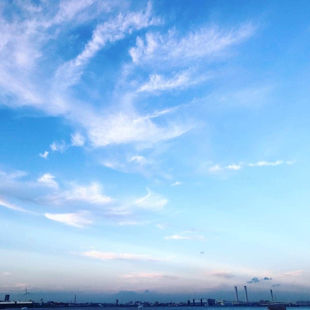 瀬賀しお（せがしぃ）さんのインスタグラム写真 - (瀬賀しお（せがしぃ）Instagram)「good morning 🌈🌈 昨日の横浜の空(*´ω`*)とーっても綺麗でした💓 写真たくさんだから今日upしていくね❤️ . 1日がんばろう！！😆💐」11月8日 10時57分 - segashiori
