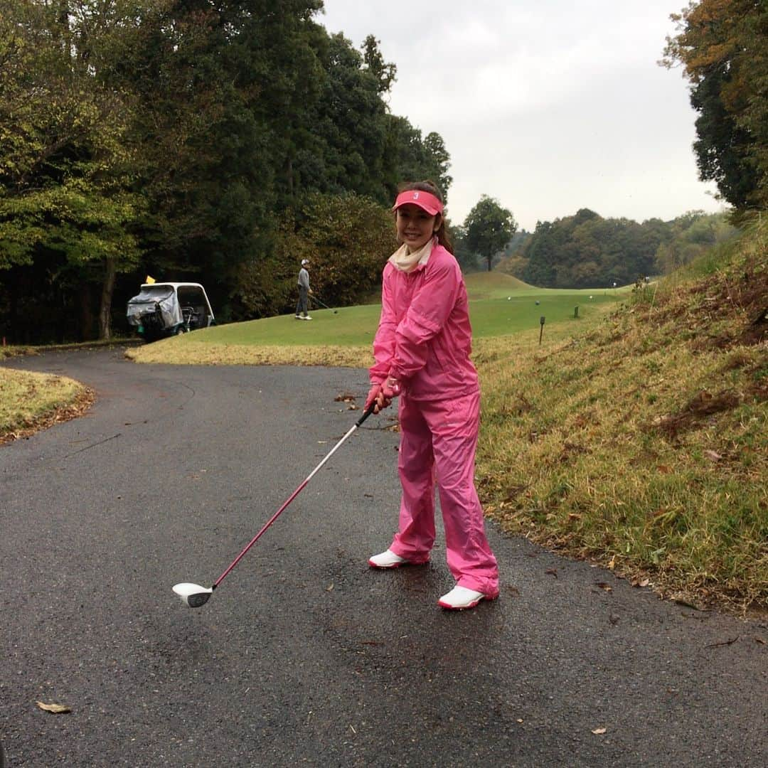 宮崎宣子さんのインスタグラム写真 - (宮崎宣子Instagram)「雨ゴルフ☔️⛳️🏌️‍♀️ #ゴルフ女子 #ゴルフ三昧 #ゴルフウェア #archivio #アルチビオ #雨ゴルフ #宮﨑宣子 #晴れ女なのに #カッパゴルフ #サンバイザー #adidas #ゴルフクラブ #taylormadegolf」11月8日 11時28分 - miyazaki_nobuko