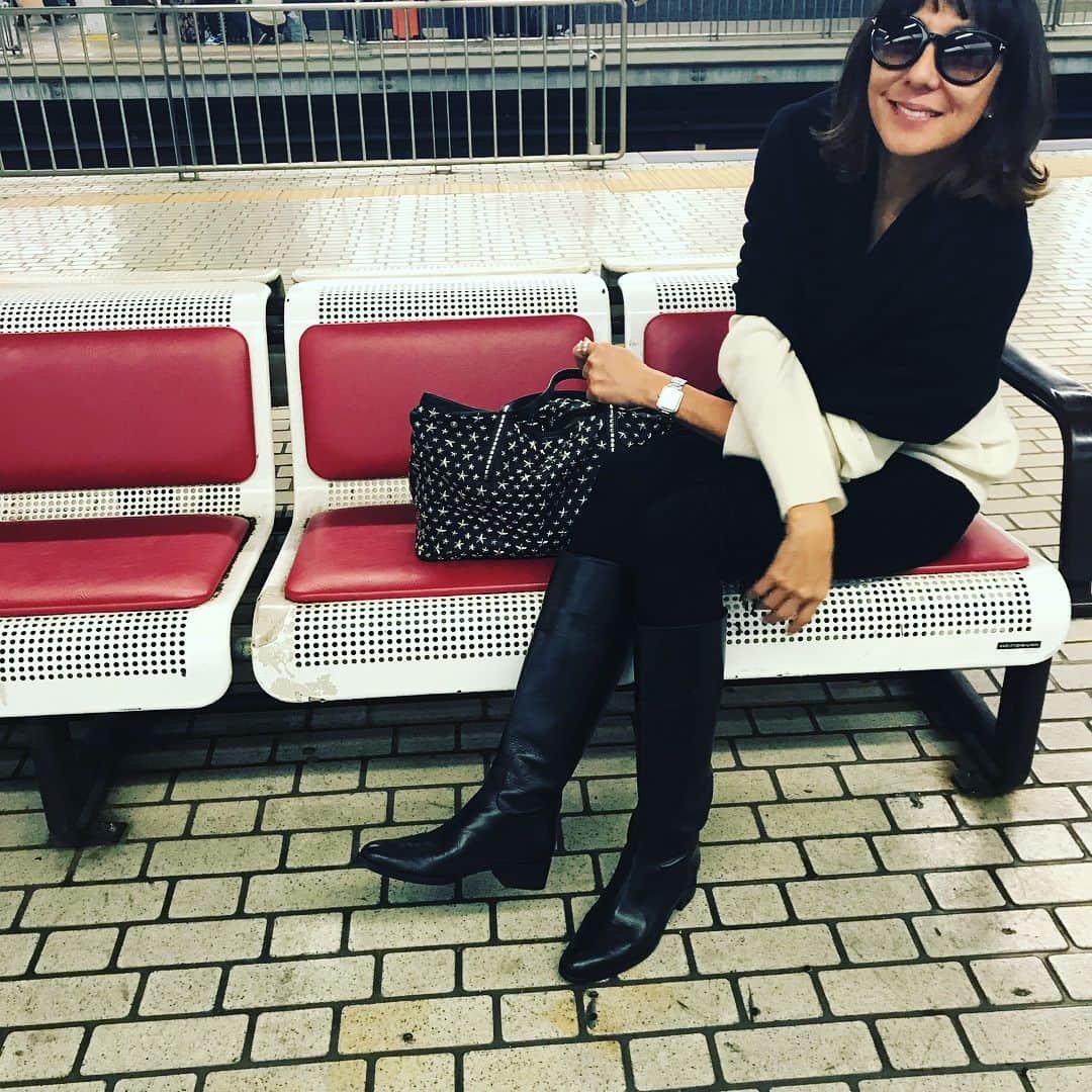 RIKACOさんのインスタグラム写真 - (RIKACOInstagram)「大阪❤️着いたで😘 よろしくね😊  #今日のコーデ  #ブラック×ホワイト #ロングブーツ @unitedarrows_official  #カシミヤストール @johnstonsofelgin  #バック #みんな大好きジミーチュウ @jimmychoo  #やっぱり落ち着くモノトーンコーデ #rikaco_fashion」11月8日 11時58分 - rikaco_official