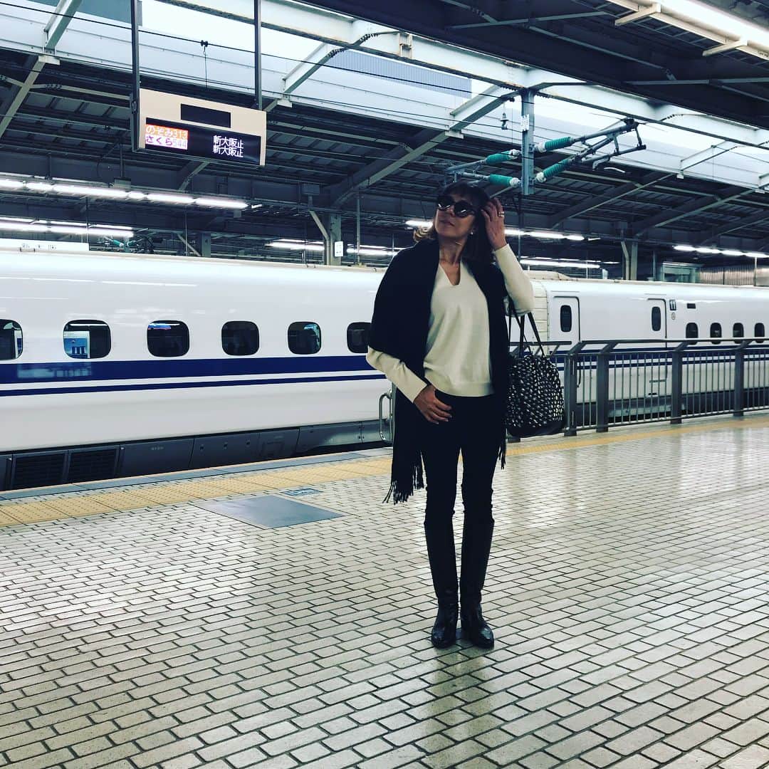 RIKACOさんのインスタグラム写真 - (RIKACOInstagram)「大阪❤️着いたで😘 よろしくね😊  #今日のコーデ  #ブラック×ホワイト #ロングブーツ @unitedarrows_official  #カシミヤストール @johnstonsofelgin  #バック #みんな大好きジミーチュウ @jimmychoo  #やっぱり落ち着くモノトーンコーデ #rikaco_fashion」11月8日 11時58分 - rikaco_official