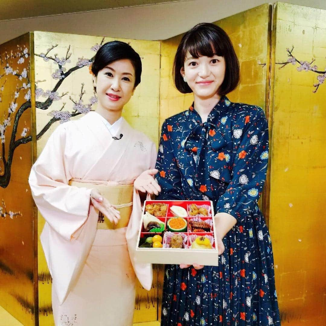 小笠原愛のインスタグラム：「１１月１０日（金）日本テレビ１０時２５分から放送中の『女神のマルシェ』。女優の小林綾子さんと、京都のおばんざいのおせちをご紹介します❗️小林さんは大学の先輩なので、京都のお話が沢山出来て、とても楽しかったです😄✨ぜひぜひご覧ください❗️ #女神のマルシェ  #小林綾子  #京都  #立命館大学  #おばんざい  #おせち」