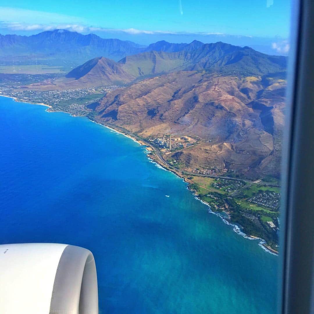 Belle Vie Hawaiiさんのインスタグラム写真 - (Belle Vie HawaiiInstagram)「飛行機の中から見た西オアフ、ワイアナエコースト🌴ハワイの美しい山並みや海、FarringtonハイウェイやハワイアンエレクトリックのKahe Power Pointまではっきり見えますね〜😄 #belleviehawaii #hawaii #oahu #waikiki #aloha #bluehawaii #westoahu #ハワイ #ベルヴィー #ハワイ旅行 #ハワイ大好き #ワイキキ #ハワイコスメ #ハワイ買い物 #アロハ #西オアフ #ブルーハワイ #ハワイ女子旅 #ハワイ好きな人と繋がりたい」11月8日 7時42分 - belleviehawaii
