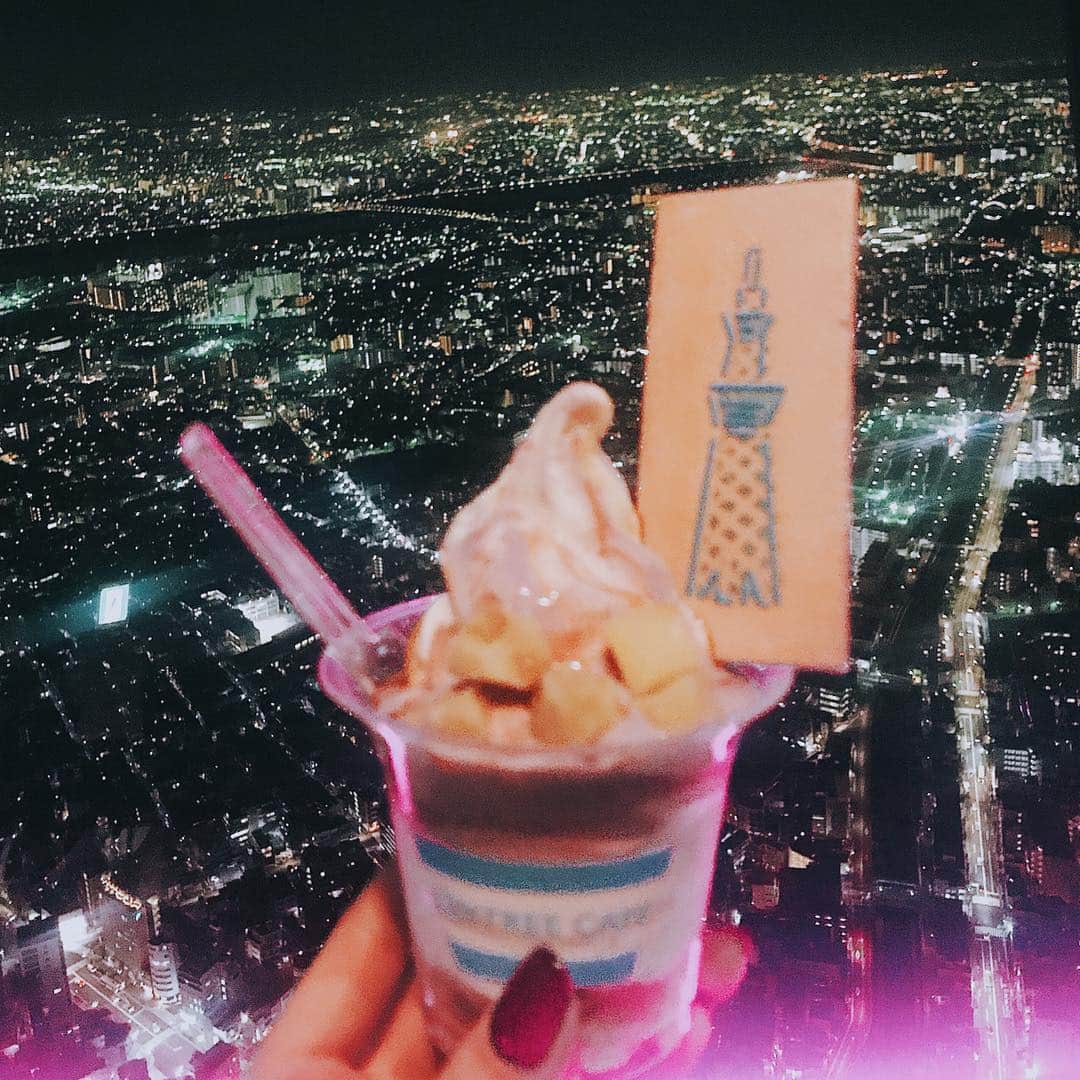 長谷川唯のインスタグラム：「・ ・ good morning☺︎❤️ ・ ・ ・ 東京のキレイな夜景と可愛いアイスクリーム🍦✨ ・ ・ ・ 今日も元気に行ってらっしゃ〜い❤︎ ・ ・ ・  #スカイツリー #tokyoskytree #tokyo #beautiful #love #pic #東京スカイツリー」
