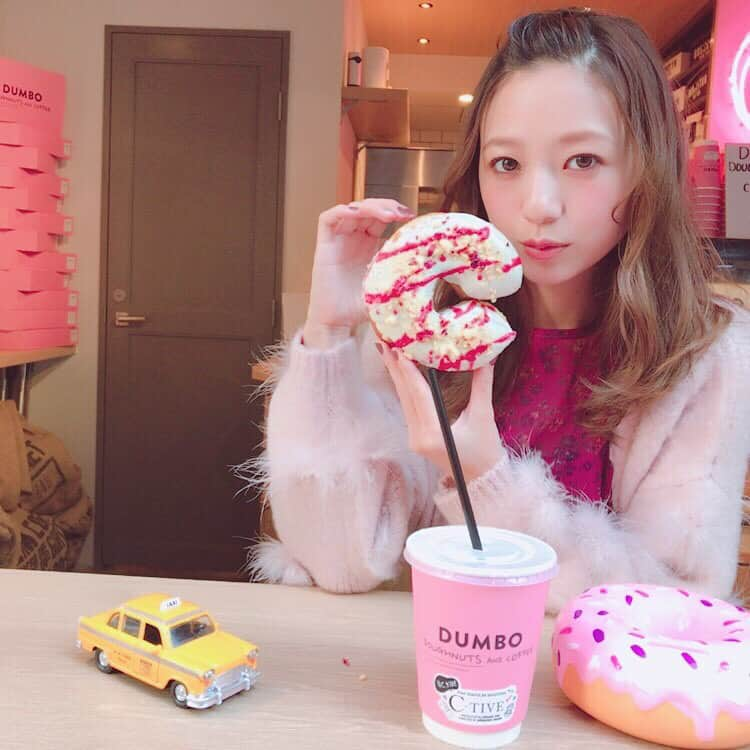 伊藤千晃さんのインスタグラム写真 - (伊藤千晃Instagram)「昨日はここへ行って来ました✨  DUMBO Doughnuts and Coffee  只今、C-tiveとのコラボキャンペーン始まってます🍩💄☕️ 期間限定コラボドーナツ食べに来てね💕  11月1日〜12月12日までだよ😊 🍩11月1日（水）～11月14日（火）：テーマ「秘密」のドーナツ 🍩11月15日（水）～11月28日（火）：テーマ「ほてり」のドーナツ 🍩11月29日（水）～12月12日（火）：テーマ「奔放」のドーナツ  #dumbodoughnutsandcoffee  #c_tive  #伊藤千晃 #イガリシノブ #ドーナツ #doughnut  #秘密のドーナツ #C #cosme」11月8日 20時32分 - kikichiaki