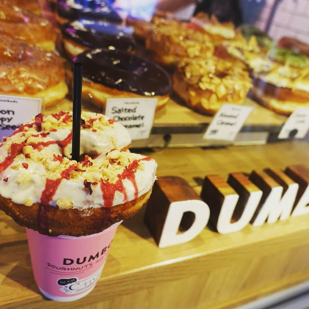 伊藤千晃さんのインスタグラム写真 - (伊藤千晃Instagram)「昨日はここへ行って来ました✨  DUMBO Doughnuts and Coffee  只今、C-tiveとのコラボキャンペーン始まってます🍩💄☕️ 期間限定コラボドーナツ食べに来てね💕  11月1日〜12月12日までだよ😊 🍩11月1日（水）～11月14日（火）：テーマ「秘密」のドーナツ 🍩11月15日（水）～11月28日（火）：テーマ「ほてり」のドーナツ 🍩11月29日（水）～12月12日（火）：テーマ「奔放」のドーナツ  #dumbodoughnutsandcoffee  #c_tive  #伊藤千晃 #イガリシノブ #ドーナツ #doughnut  #秘密のドーナツ #C #cosme」11月8日 20時32分 - kikichiaki