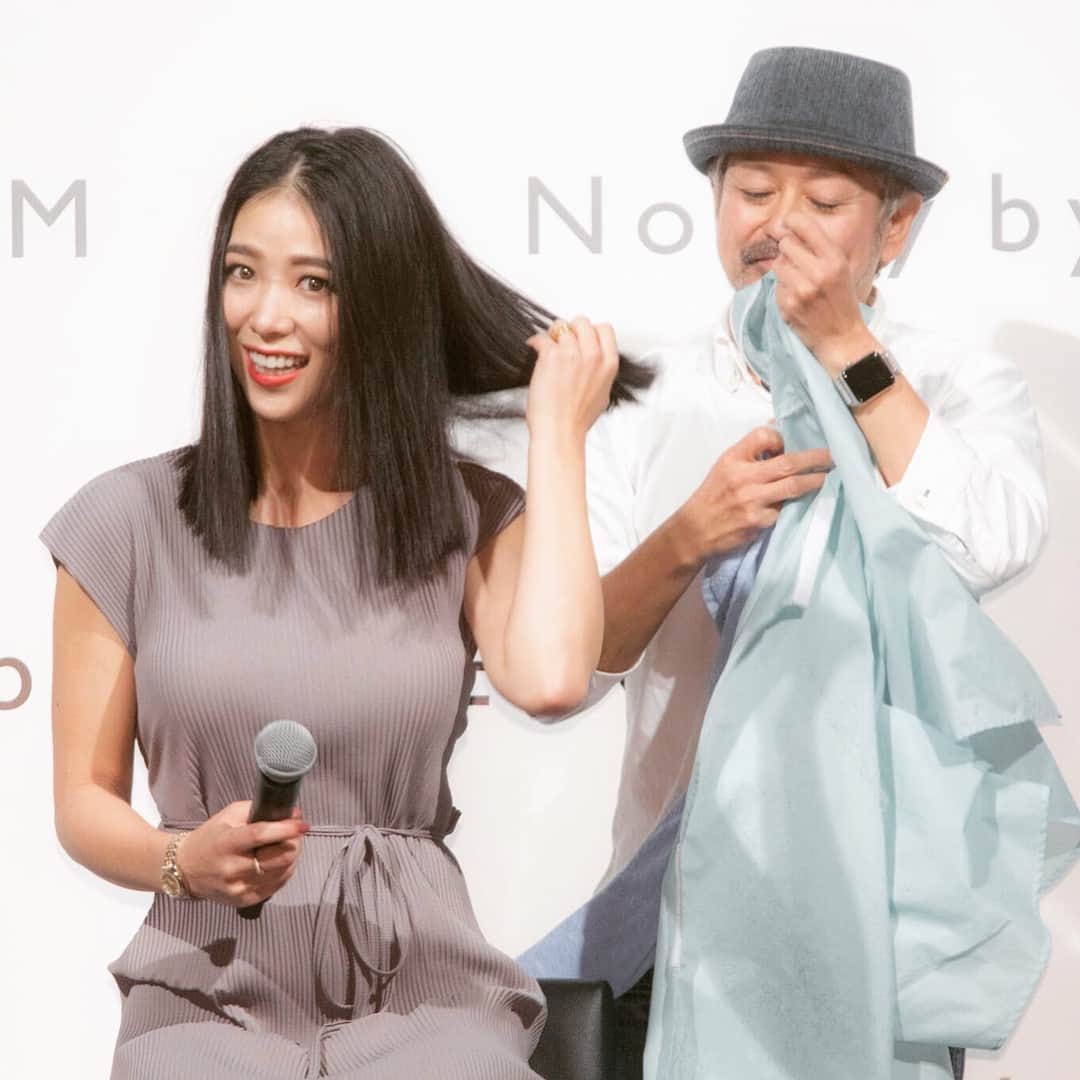 紅蘭さんのインスタグラム写真 - (紅蘭Instagram)「今日はnobby by TESCOMさんのイベントに出演させてもらいました‼︎ ドライヤーが良すぎて私もこれから愛用させてもらいます！ 軽いのに風量がすごくて嬉しいのですが なにより仕上がりがふんわり優しくて髪にボリュームが出た感じ‼︎ ツヤもでるしオイル要らず‼︎ さすがプロ仕様のドライヤー‼︎ イベントではずっとやりたかったヘアドネーションをしてもらいました 50センチバッサリと やはり50センチはカナリ貴重なモノだったみたいなので光栄でした‼︎ 公共の場でやることに少し抵抗があったのですが、、 皆様の前でやることによって よりヘアドネーションを拡散できるかな？と考えました 1人でも多くの方がヘアドネーションの存在を知ってもらえたらなと言う思いから やらさせてもらいました いつやろうか悩んでいたところテスコムさんからお仕事の依頼をいただいて、、 まさかのテスコムさんもヘアドネーションに賛同していたので是非この場をお借りしてできないか？と、、、 ほんとに素敵なイベントをありがとうございました‼︎ 今回の私の髪の毛が 病気の子供達の少しでも役に立てたらなと願ってます‼︎ #紅蘭 #イベント #nobbybytescom #ドライヤー #ヘアドネーション #50cm #寄付 #素敵な時間を #ありがとうございます #明日放送 #世界くらべてみたら #みてね #ところで #短いのどーですか？w」11月8日 20時43分 - kurankusakari