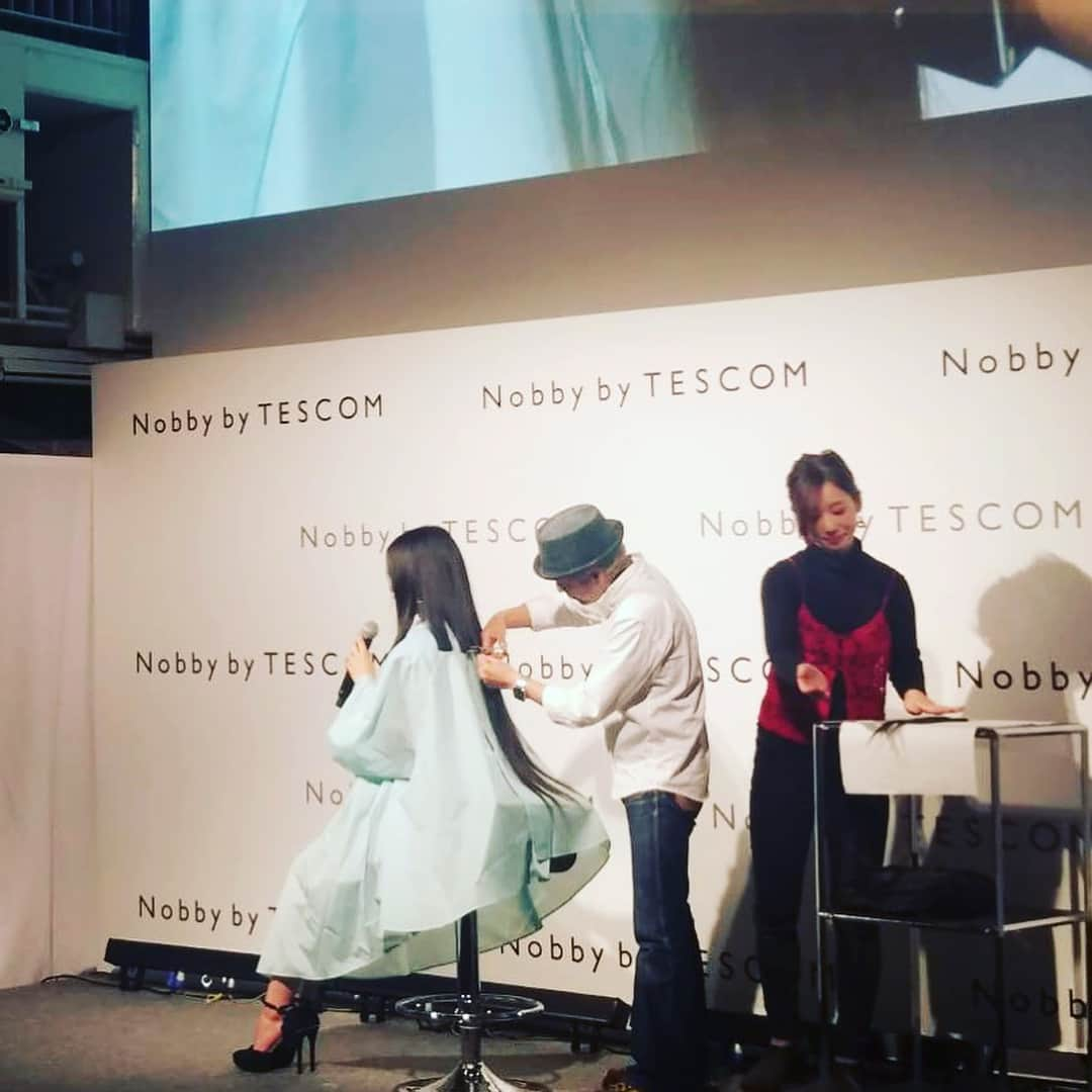 紅蘭さんのインスタグラム写真 - (紅蘭Instagram)「今日はnobby by TESCOMさんのイベントに出演させてもらいました‼︎ ドライヤーが良すぎて私もこれから愛用させてもらいます！ 軽いのに風量がすごくて嬉しいのですが なにより仕上がりがふんわり優しくて髪にボリュームが出た感じ‼︎ ツヤもでるしオイル要らず‼︎ さすがプロ仕様のドライヤー‼︎ イベントではずっとやりたかったヘアドネーションをしてもらいました 50センチバッサリと やはり50センチはカナリ貴重なモノだったみたいなので光栄でした‼︎ 公共の場でやることに少し抵抗があったのですが、、 皆様の前でやることによって よりヘアドネーションを拡散できるかな？と考えました 1人でも多くの方がヘアドネーションの存在を知ってもらえたらなと言う思いから やらさせてもらいました いつやろうか悩んでいたところテスコムさんからお仕事の依頼をいただいて、、 まさかのテスコムさんもヘアドネーションに賛同していたので是非この場をお借りしてできないか？と、、、 ほんとに素敵なイベントをありがとうございました‼︎ 今回の私の髪の毛が 病気の子供達の少しでも役に立てたらなと願ってます‼︎ #紅蘭 #イベント #nobbybytescom #ドライヤー #ヘアドネーション #50cm #寄付 #素敵な時間を #ありがとうございます #明日放送 #世界くらべてみたら #みてね #ところで #短いのどーですか？w」11月8日 20時43分 - kurankusakari