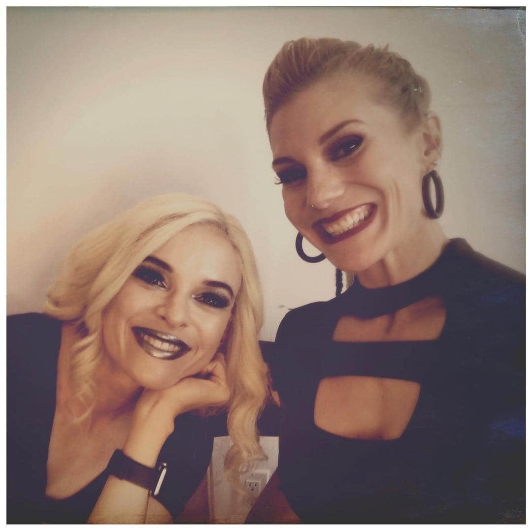 ダニエル・パナベイカーさんのインスタグラム写真 - (ダニエル・パナベイカーInstagram)「Stole this from @therealkateesackhoff. Despite battling it out on camera, I’ve got a lot of love for this lady. Grateful to have her on the show 💙 #theflash #killerfrost #amunet」11月8日 13時04分 - dpanabaker