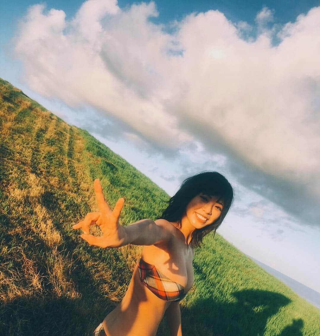 わちみなみのインスタグラム：「乗り物酔いしてきた📗 本読んでるからか！ . さわやかな風にあたりたい🚗 . #わちみなみ #移動 #慣れない」