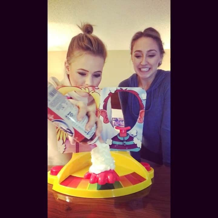 アレクシ・ギレスのインスタグラム：「This is what happens on our off days away from the rink with (@sk8rbell1 )...... 😂😂😜👏🤣🤦‍♀️💥 • • • #piefaceshowdown #piefacechallenge #pieface #whipcream #RIDICULOUS #funny #fun #bakersfield #california #cali #tourlife #tour #travellife #😂 #hilarious #roomies #sisterfromanothermister #laughs #dayoff #gross #takeit #hotellife #smack #skaters #ohmy #omg #dorks」